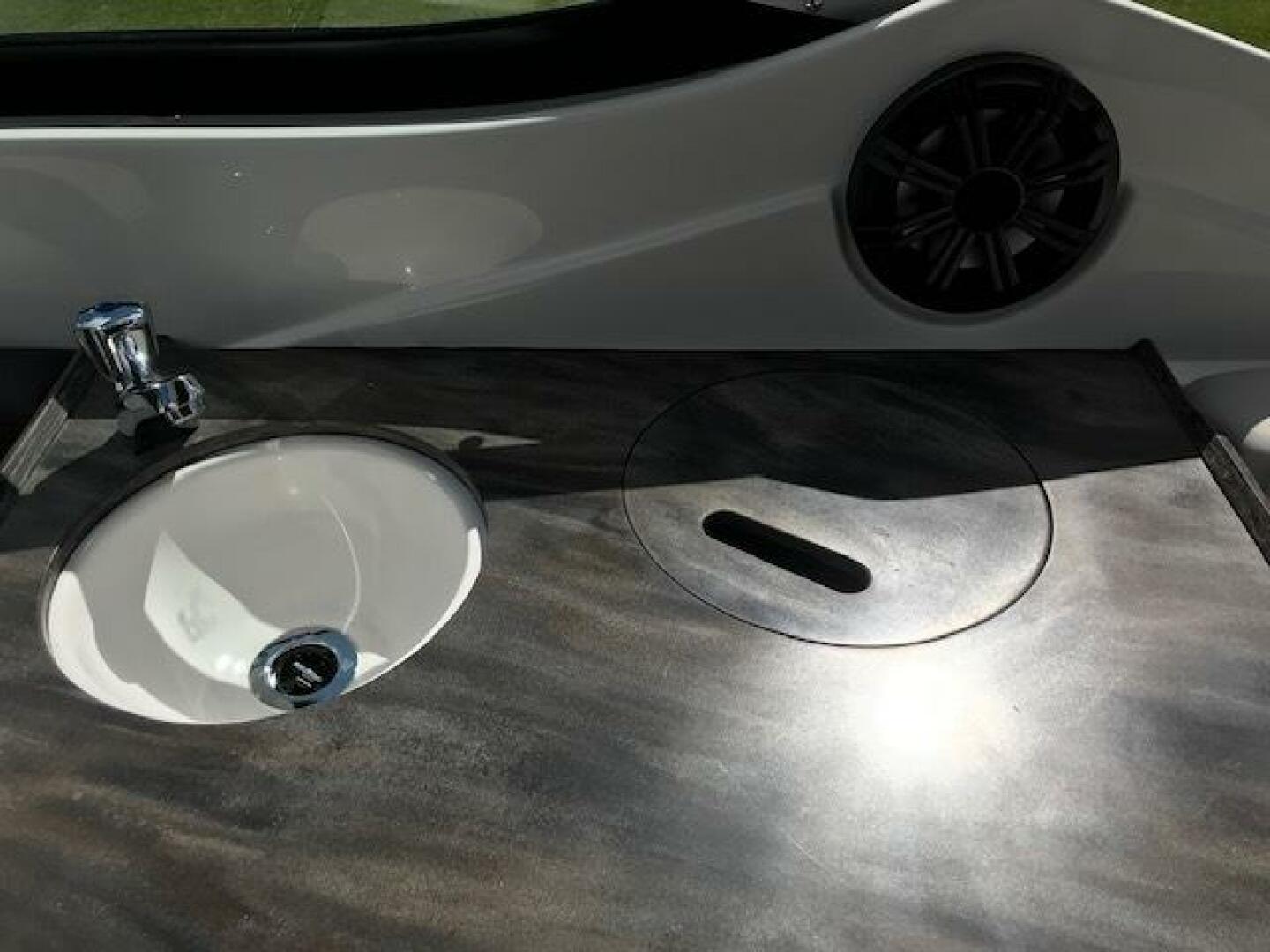 2018 Rinker 29QX - Image 19