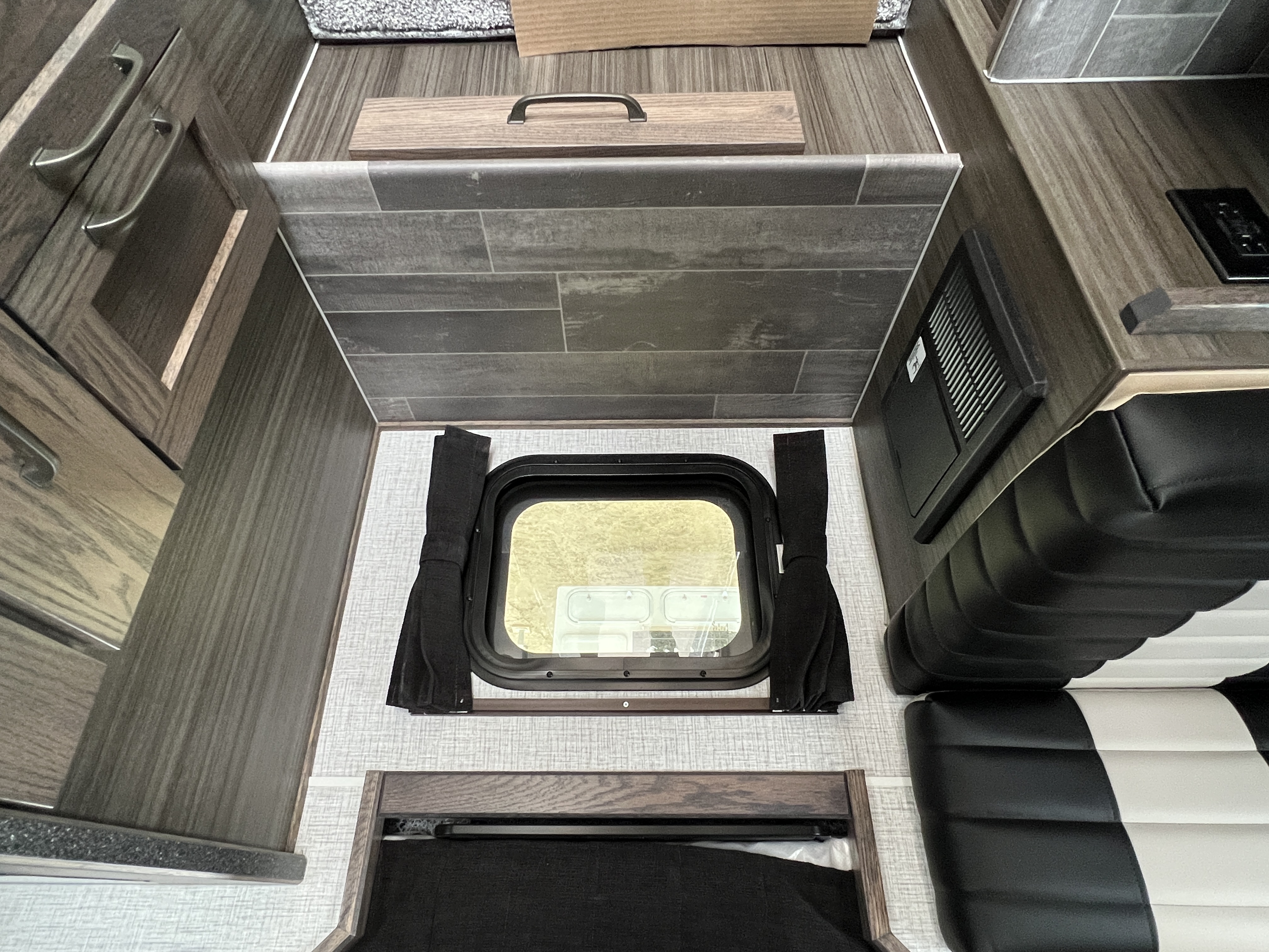 2027 NORTHERN LITE LIMITED EDITION 8-11 EX DRY BATH - Image 16