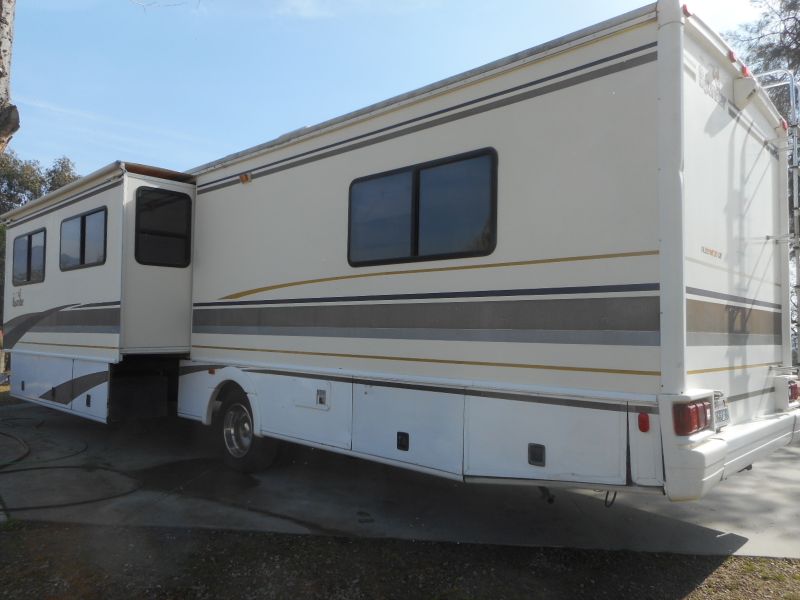 2001 Fleetwood Bounder 36S - Image 2