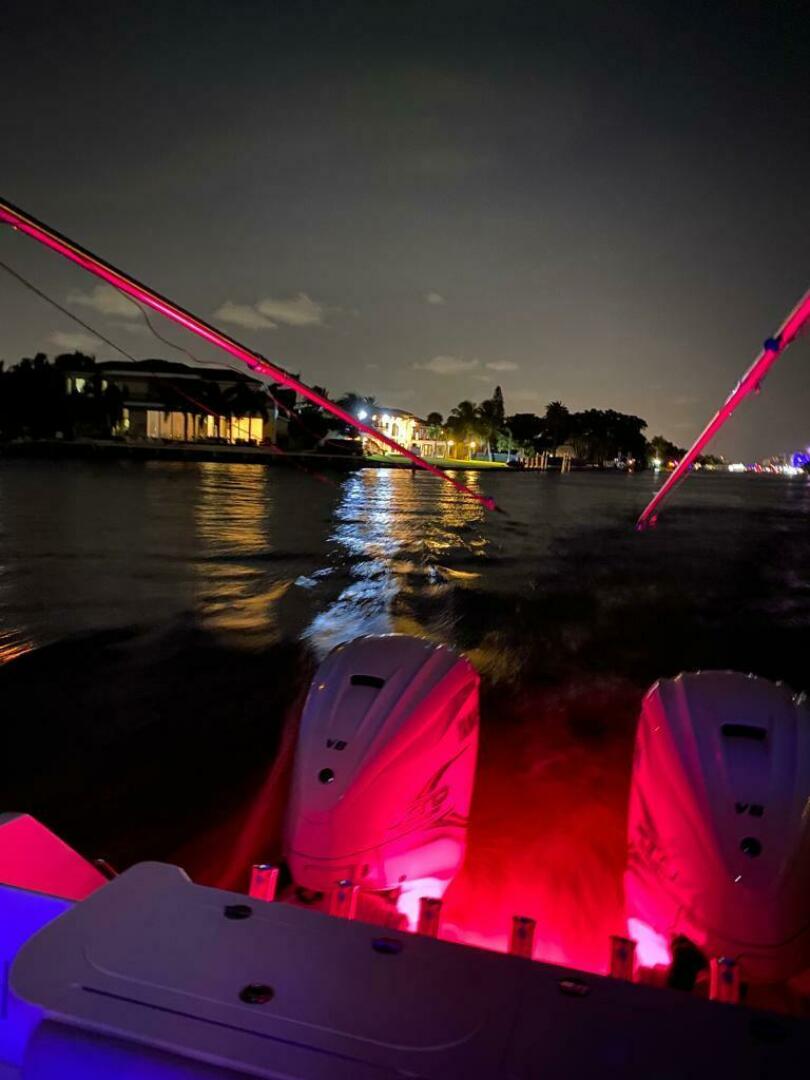 2019 Everglades 355 CC - Image 9