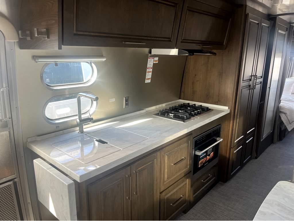 2026 AIRSTREAM CLASSIC 30RBT - Image 7