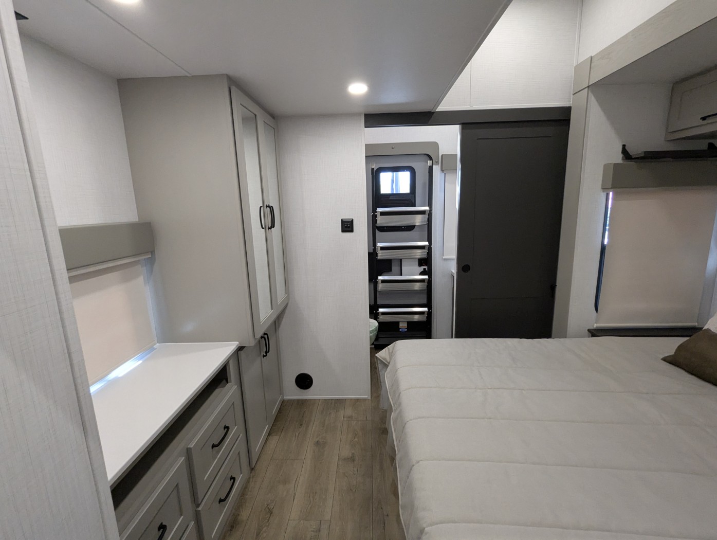 2025 Palomino Columbus 376DS - Image 28