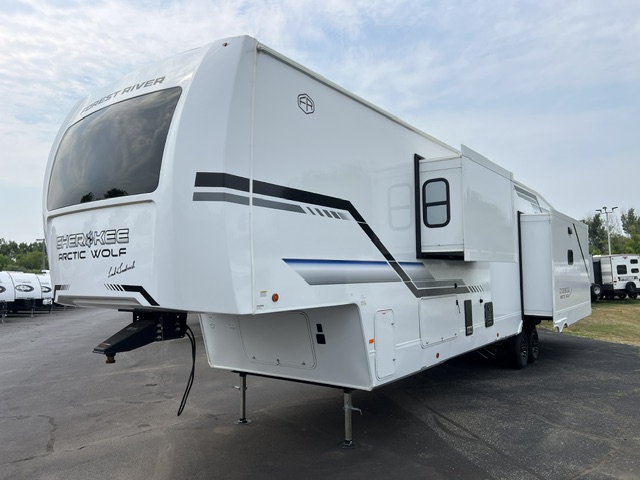 2026 CHEROKEE ARCTIC WOLF 38LEAH.G - Image 4