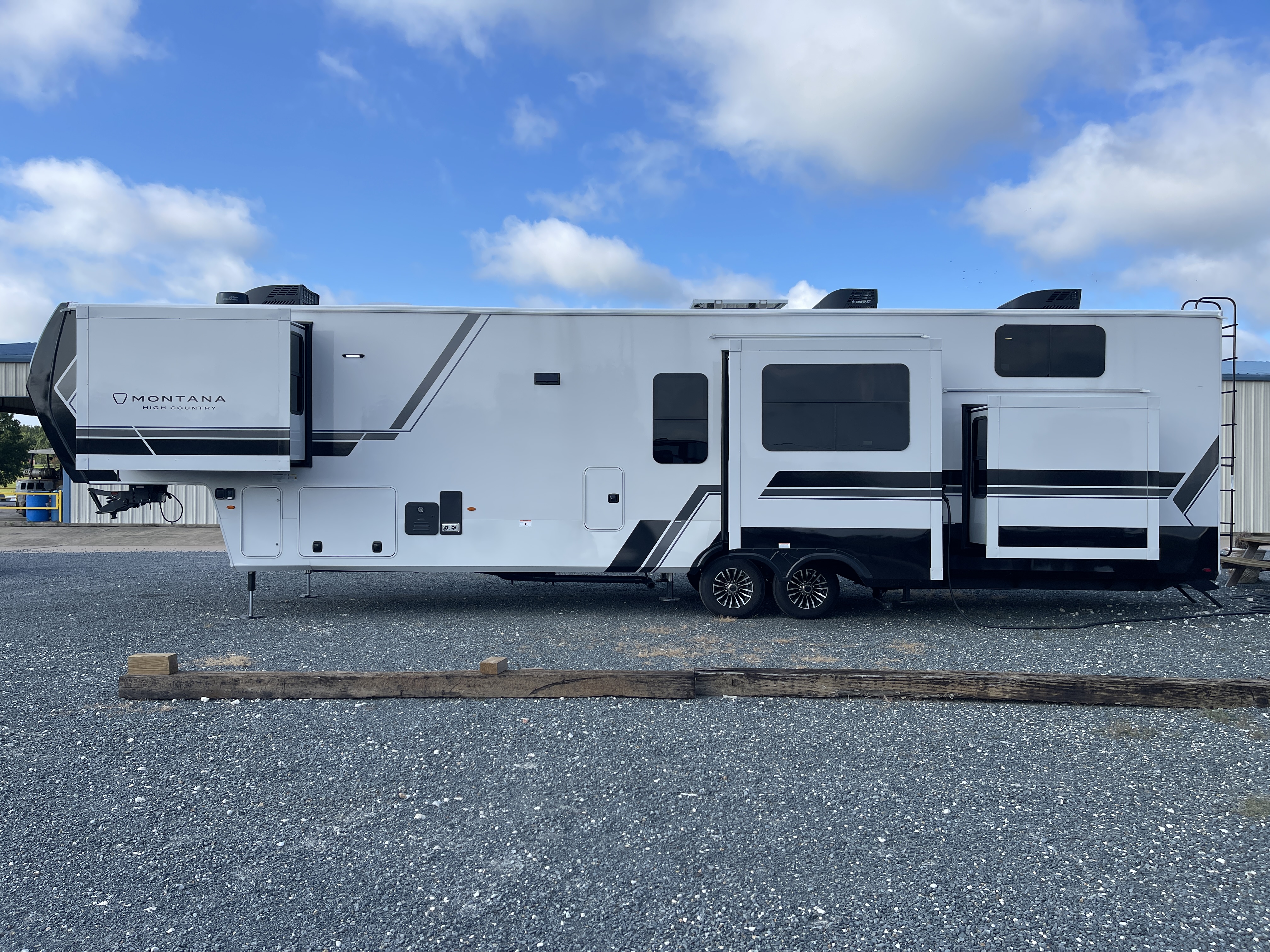 2027 Keystone MONTANA HIGH COUNTRY 391TB - Image 4