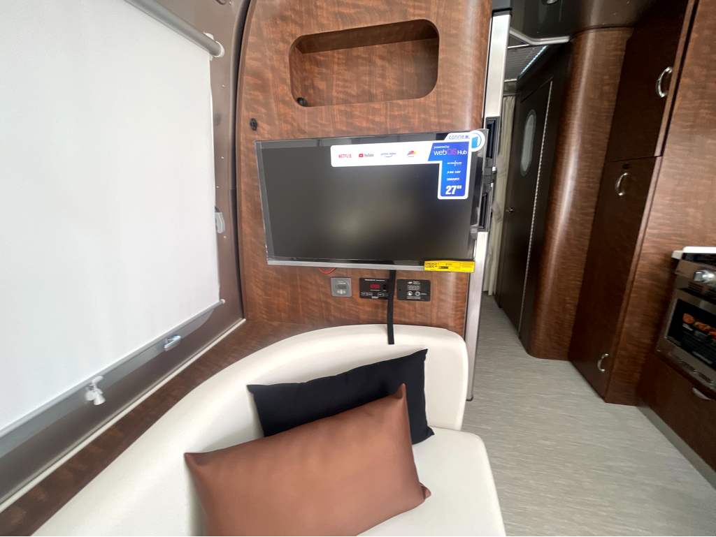 2026 AIRSTREAM GLOBETROTTER 27FBT - Image 19