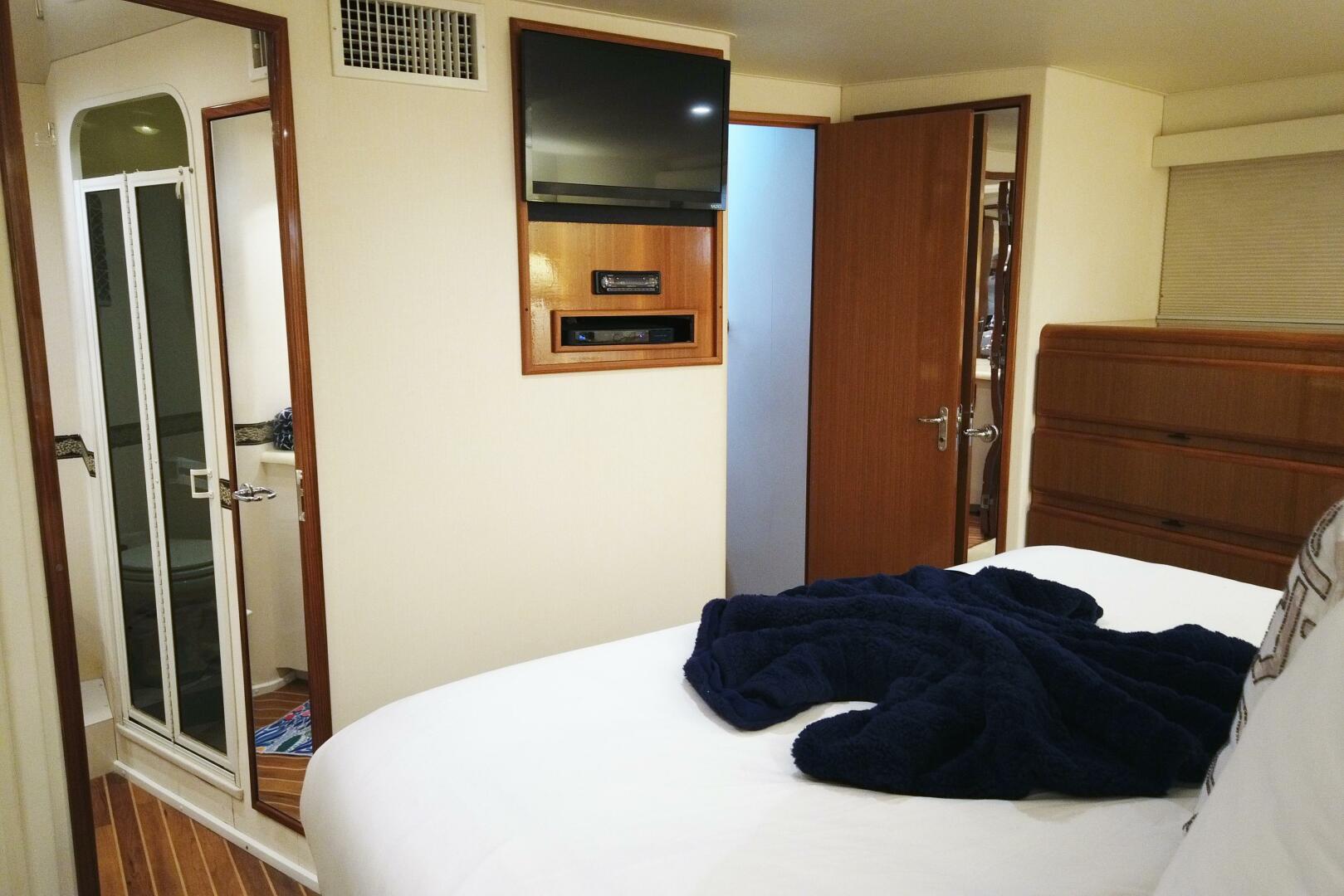 1999 Viking Motoryacht - Image 32