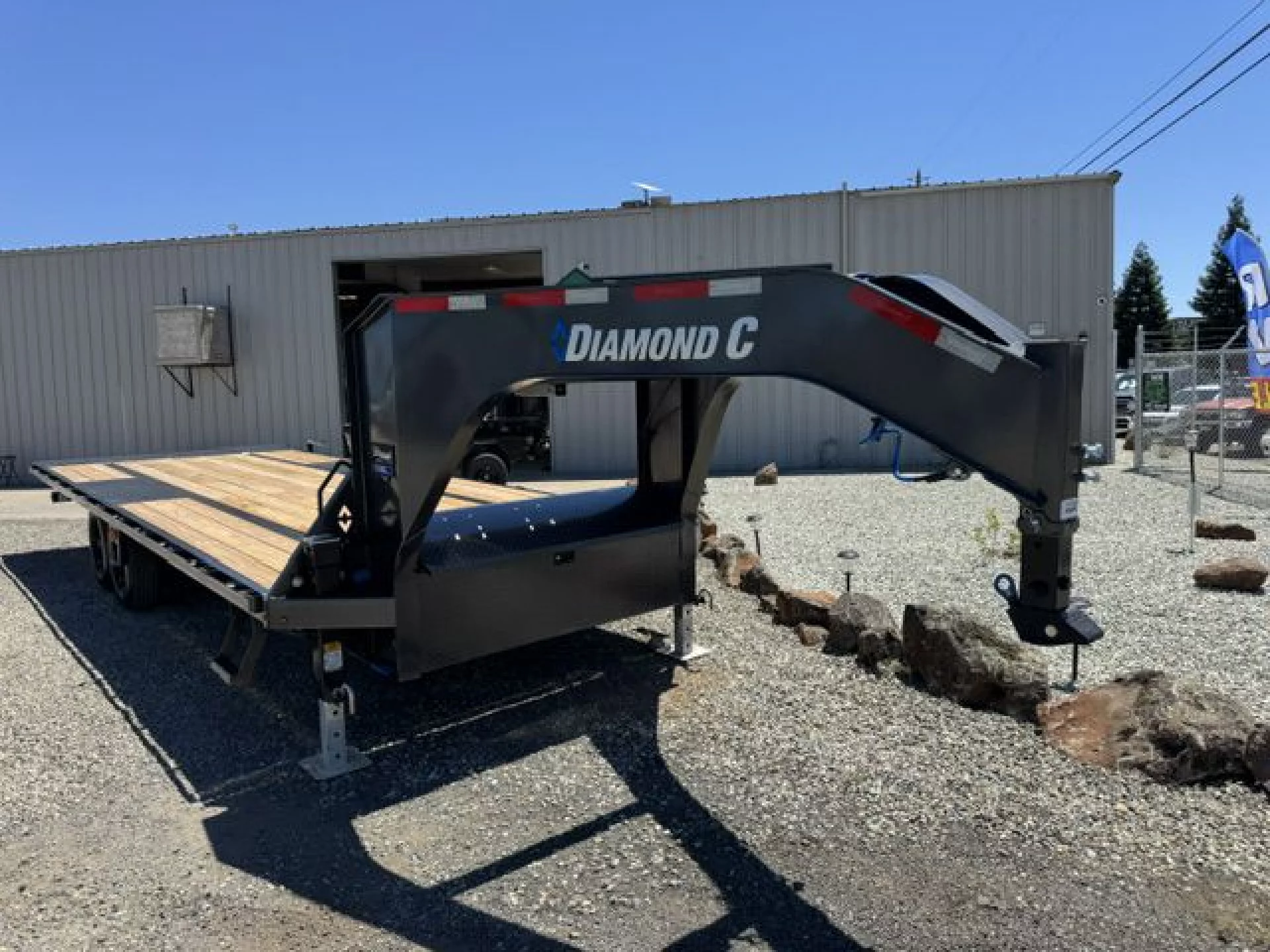 2026 DIAMOND C TRAILERS DIAMOND C DET 208 GN L24X102 18K - Image 2