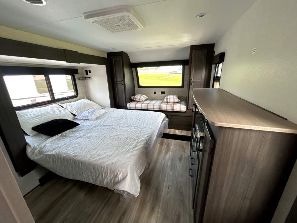 2026 VENTURE RV SPORTTREK 354VBH - Image 16