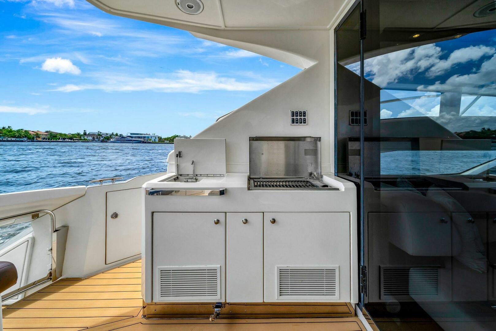 2011 Marquis - Image 23