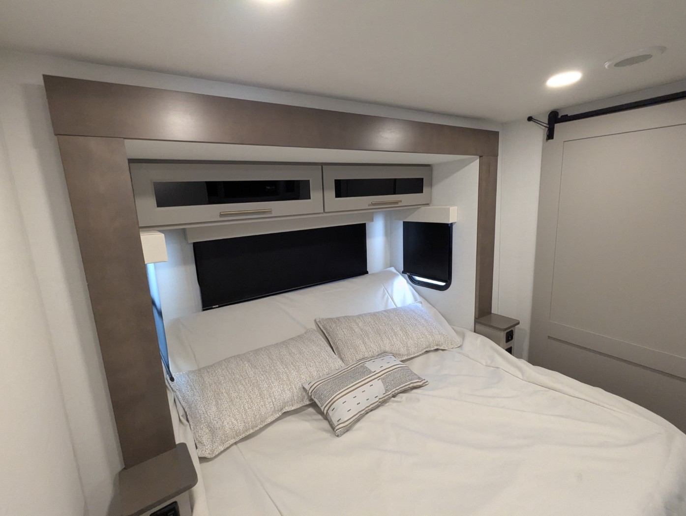 2026 Alliance RV Benchmark 44LFT - Image 26