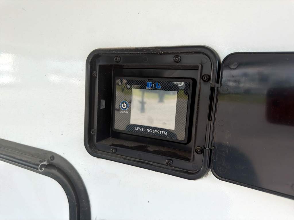2027 VENTURE RV SPORTTREK 303VIK - Image 9