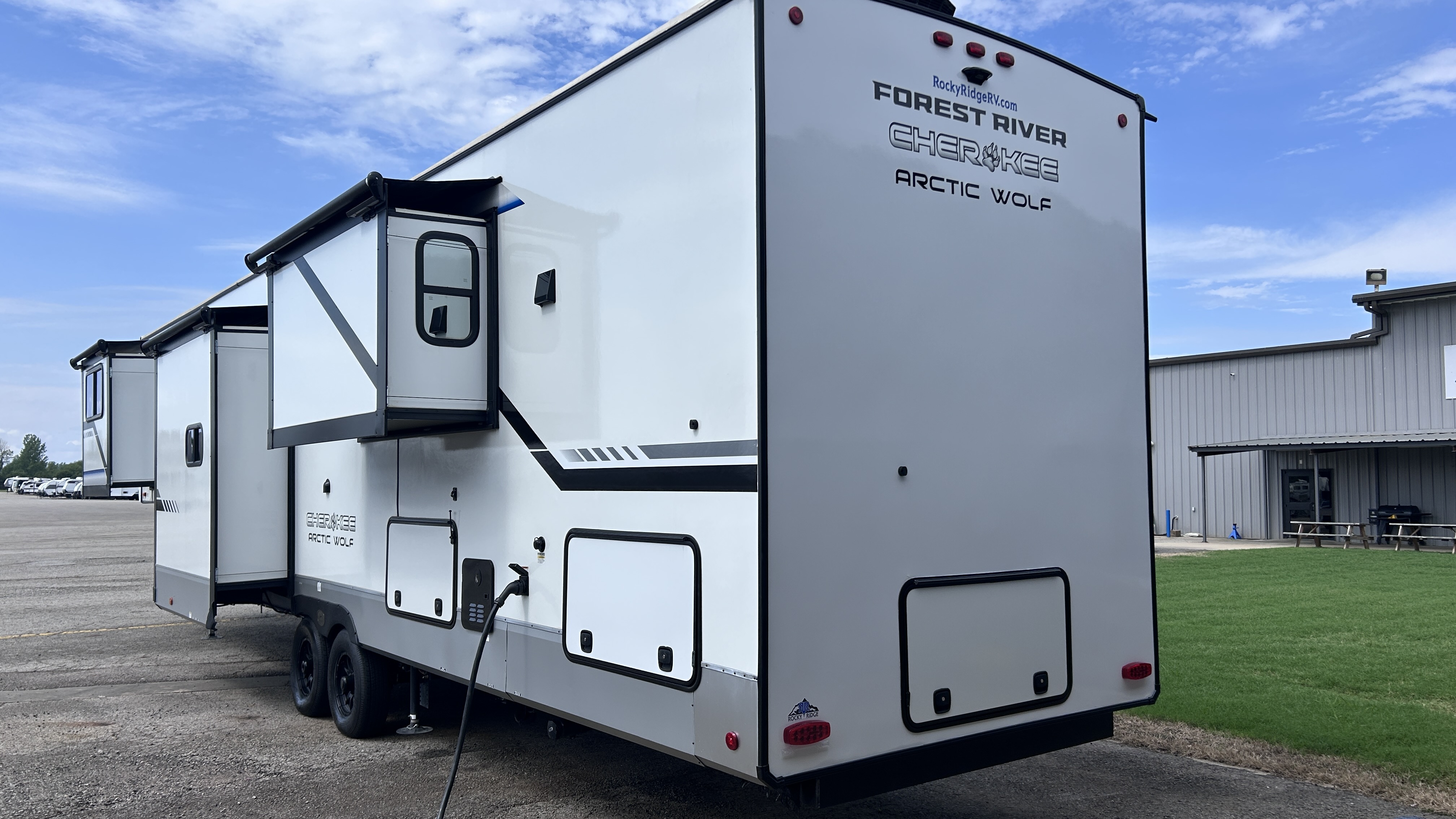 2025 Forest River ARCTIC WOLF 3950SUITE - Image 6