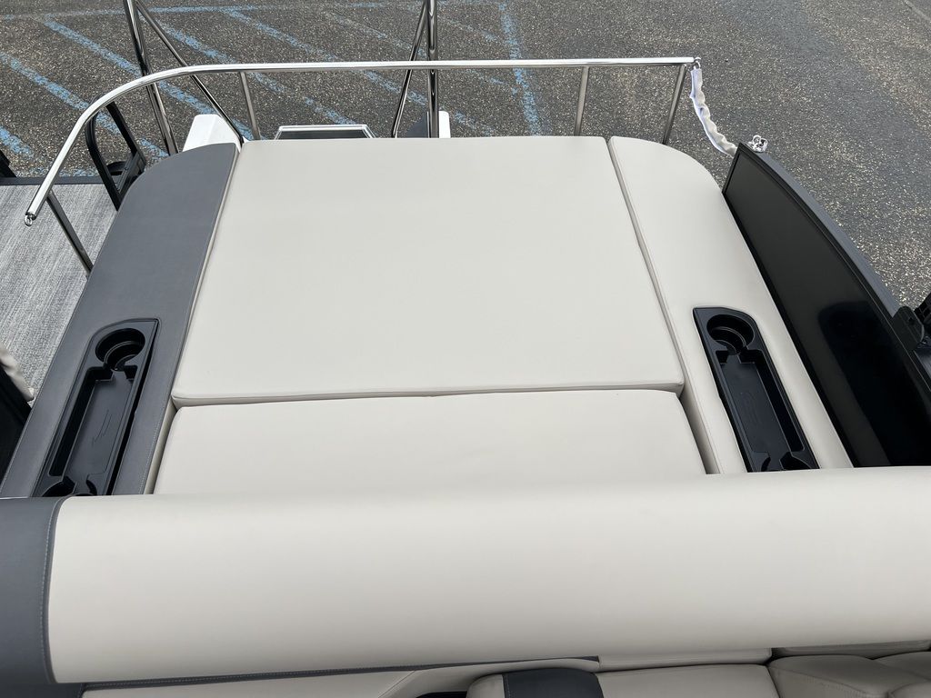 2025 Bennington 22 SSB Tritoon Pontoon - Image 31