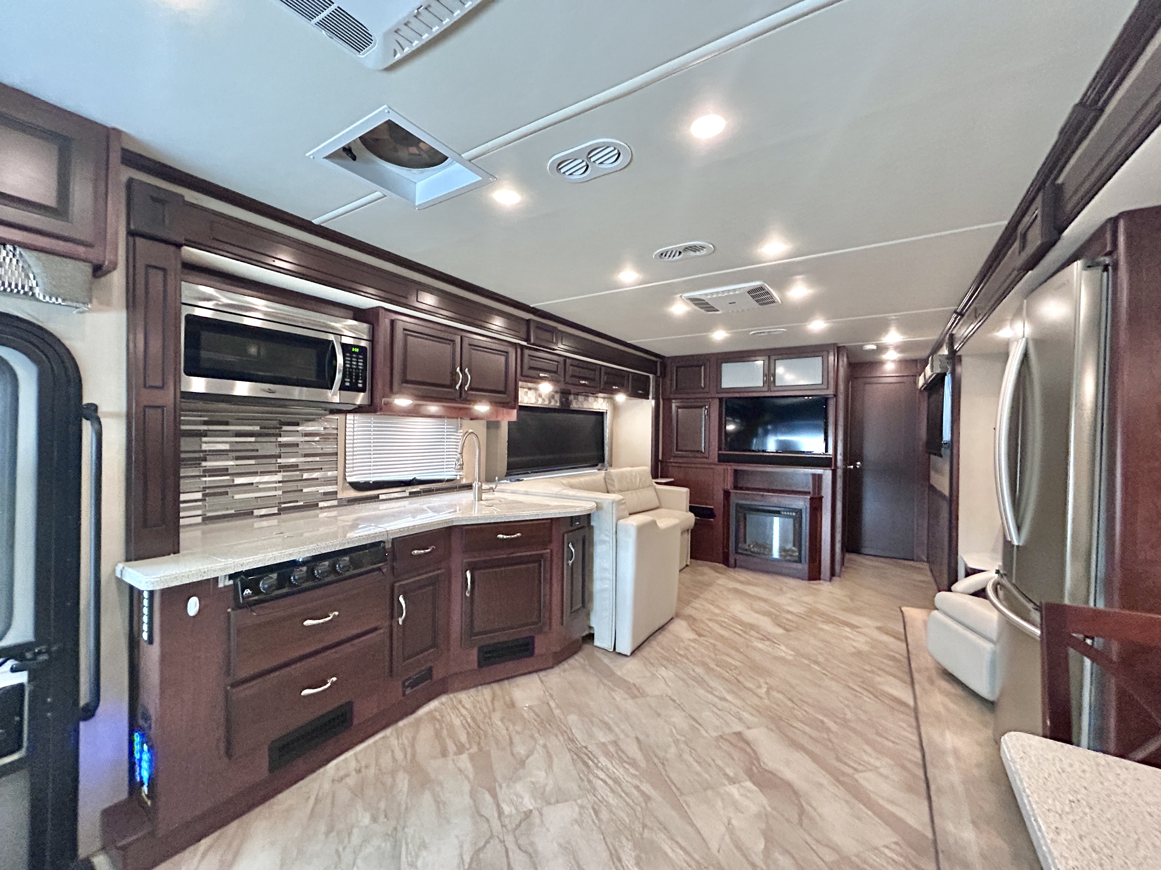 2017 Fleetwood Bounder 36Y - Image 11