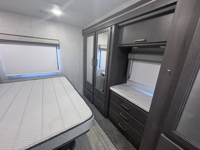 2025 THOR MOTOR COACH CHATEAU 31WV - Image 9