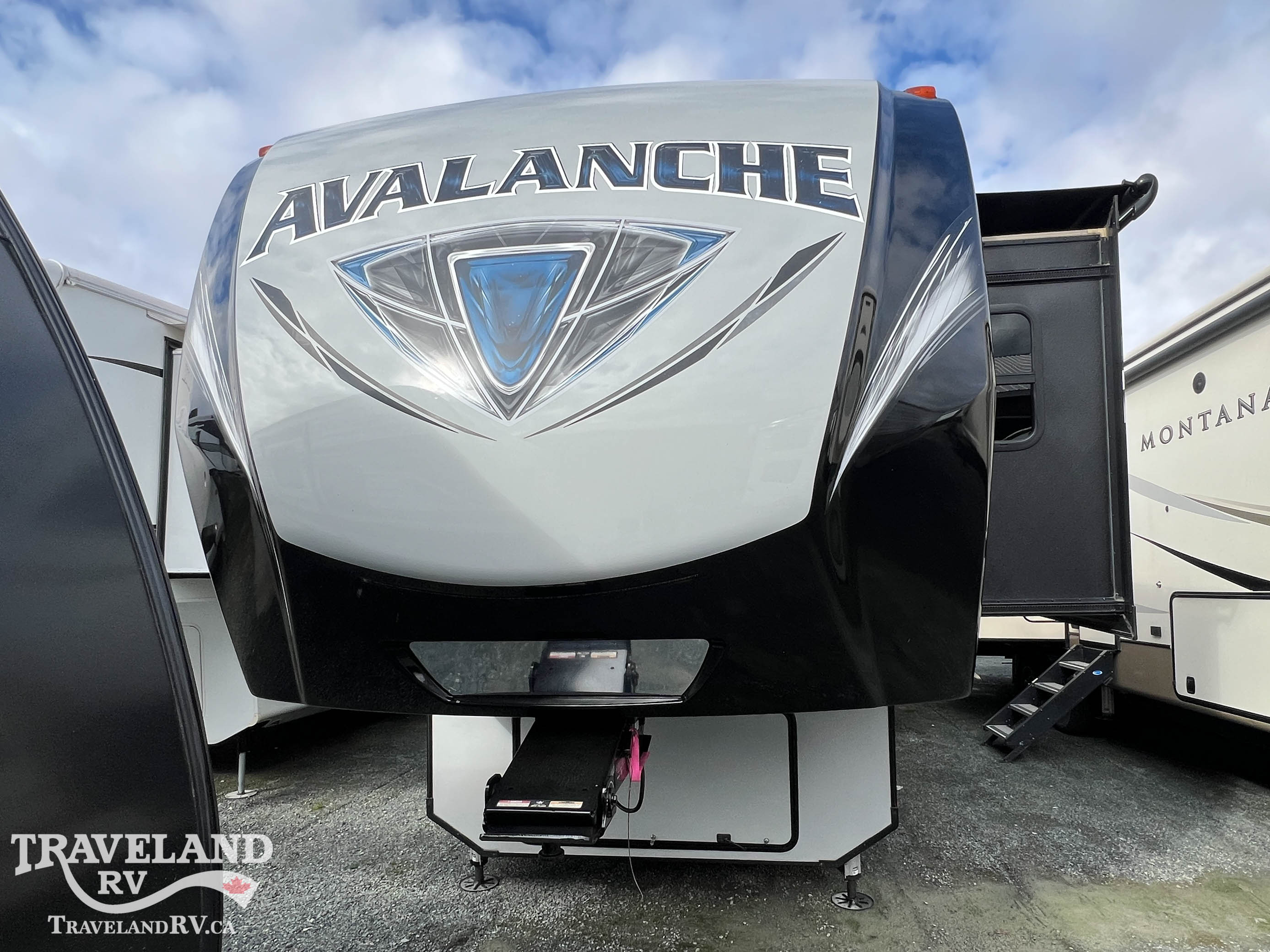 2019 Keystone Avalanche 385BG - Image 4