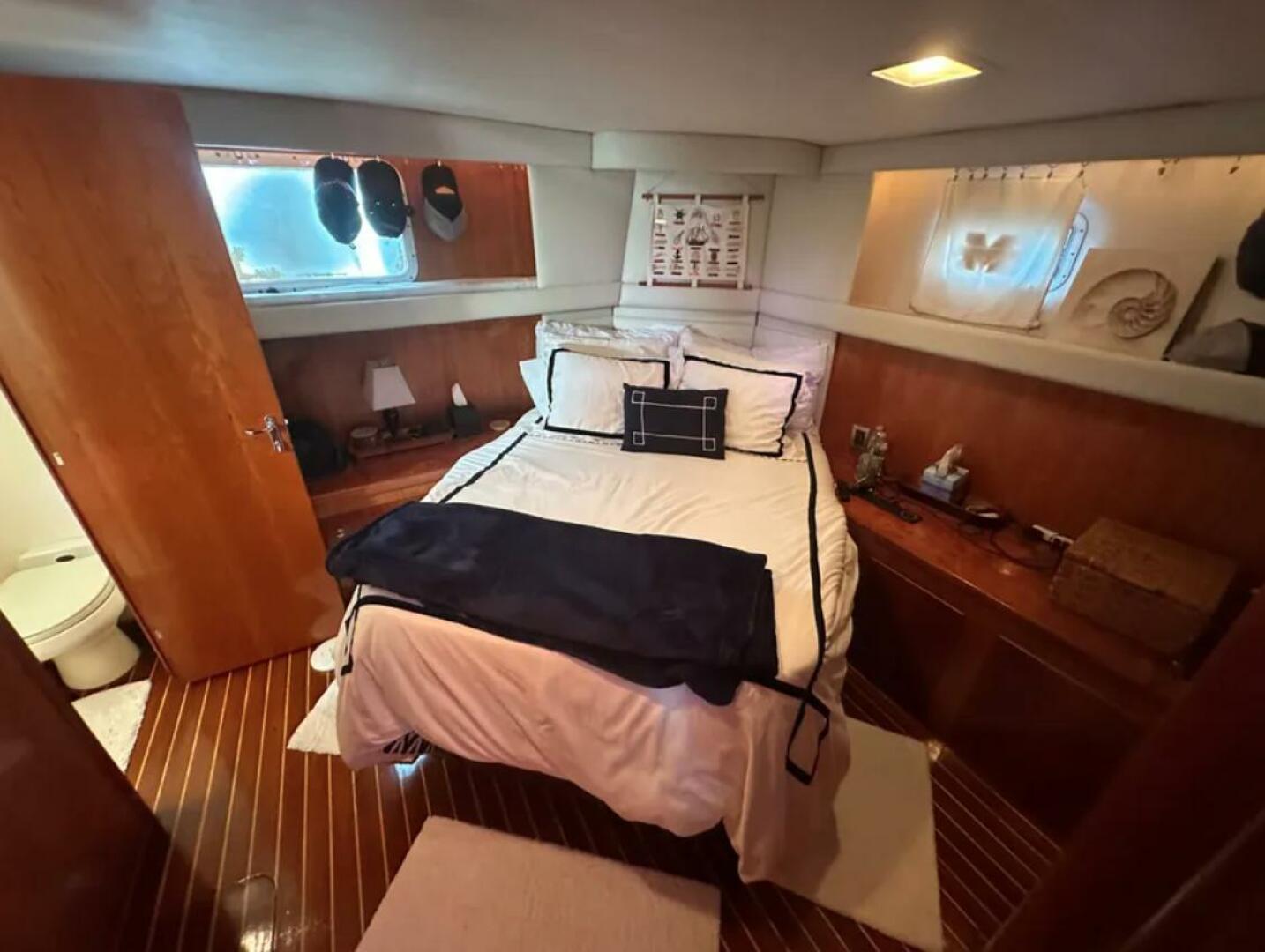 1994 Hatteras 48 Cockpit Motor Yacht - Image 23