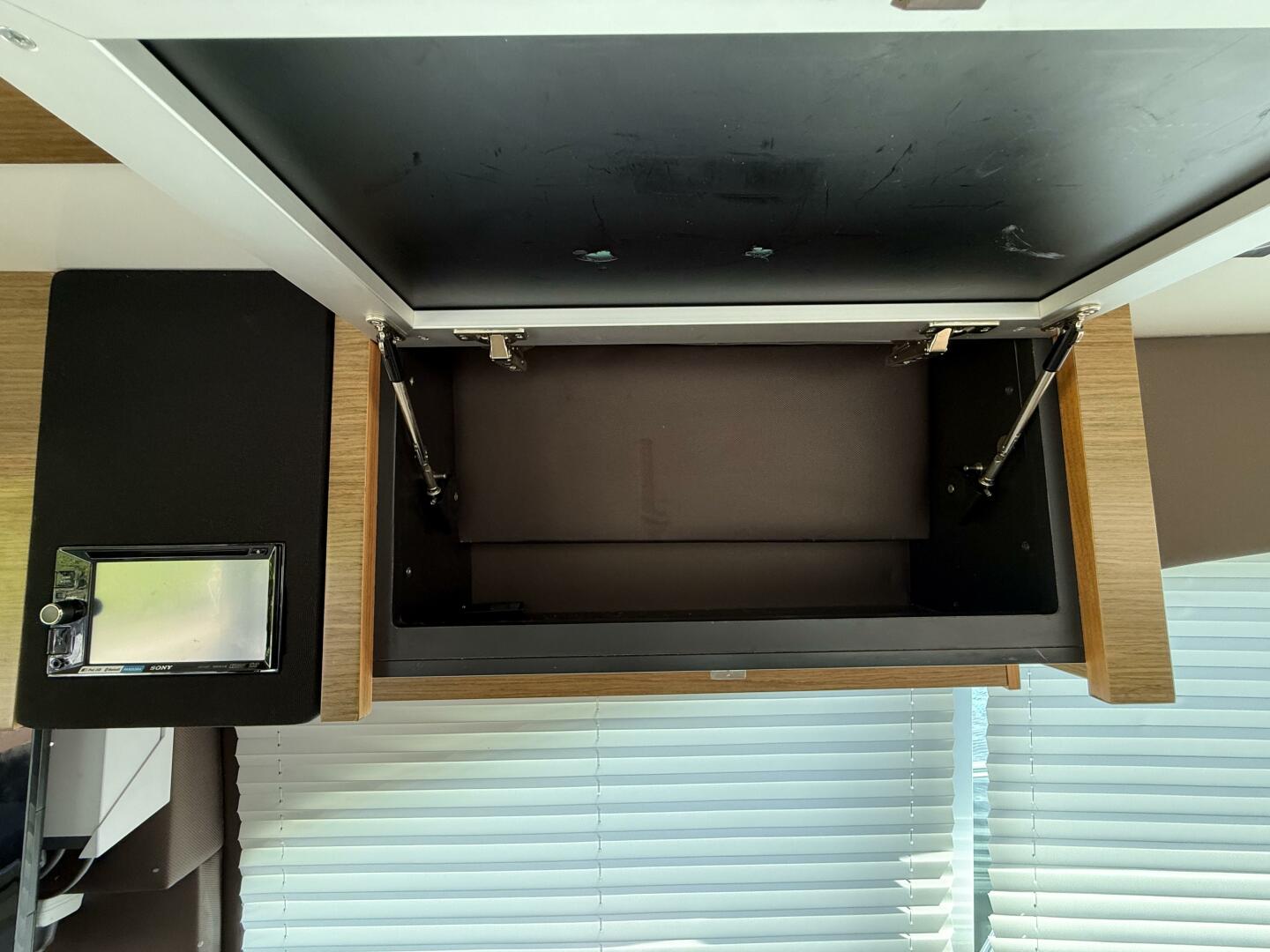 2014 Cruisers Yachts 45 Cantius - Image 10