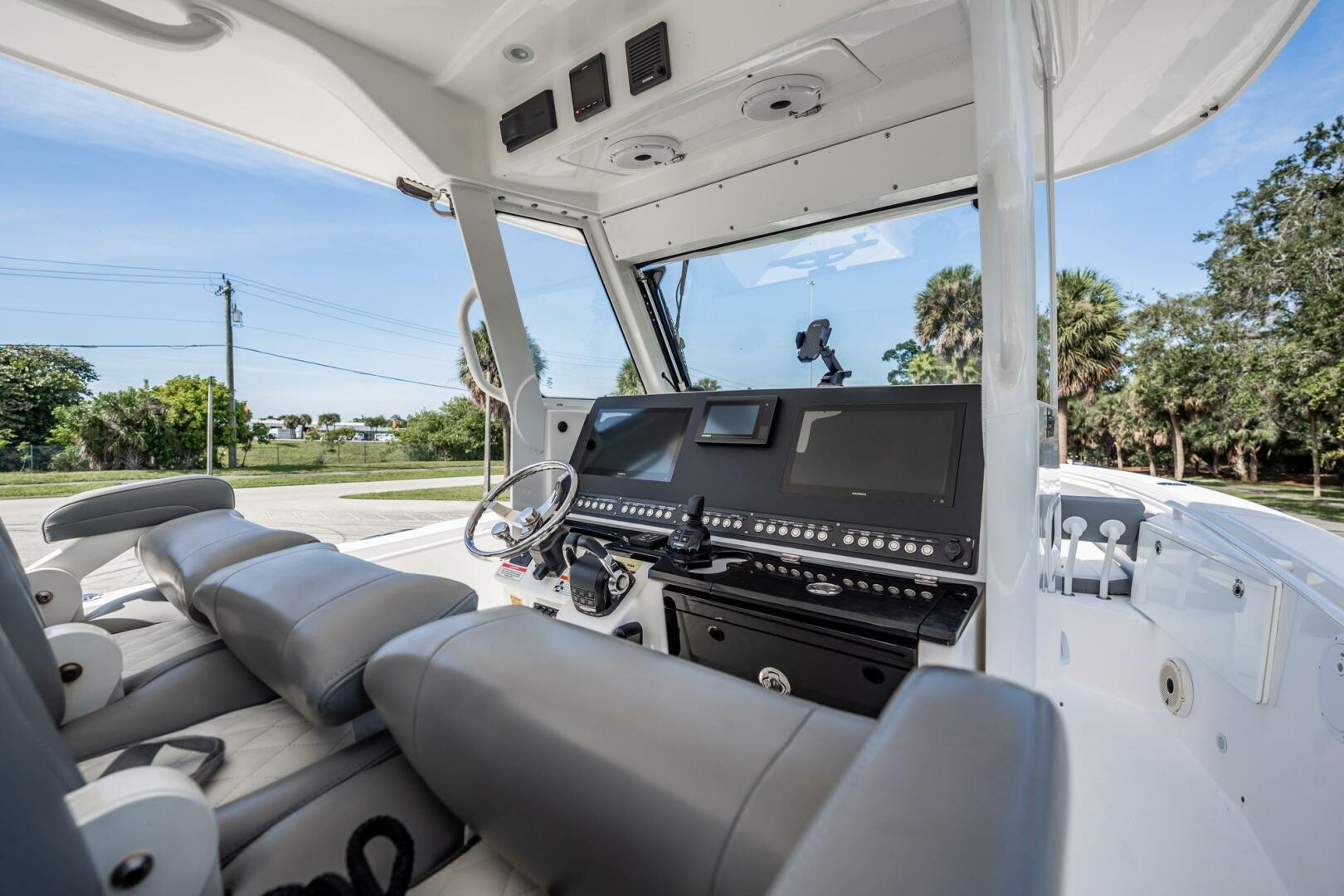 2021 Everglades 335 Center Console - Image 24