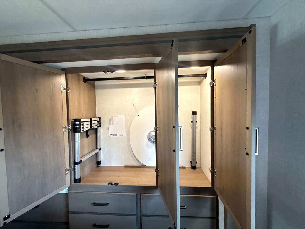 2027 THOR MOTOR COACH HURRICANE 35A - Image 26