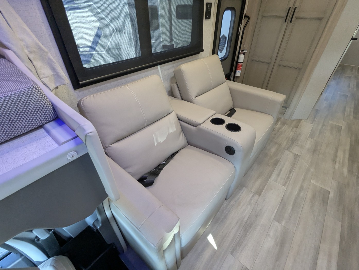 2027 Thor Motor Coach Omni Explorer X32 - Image 20