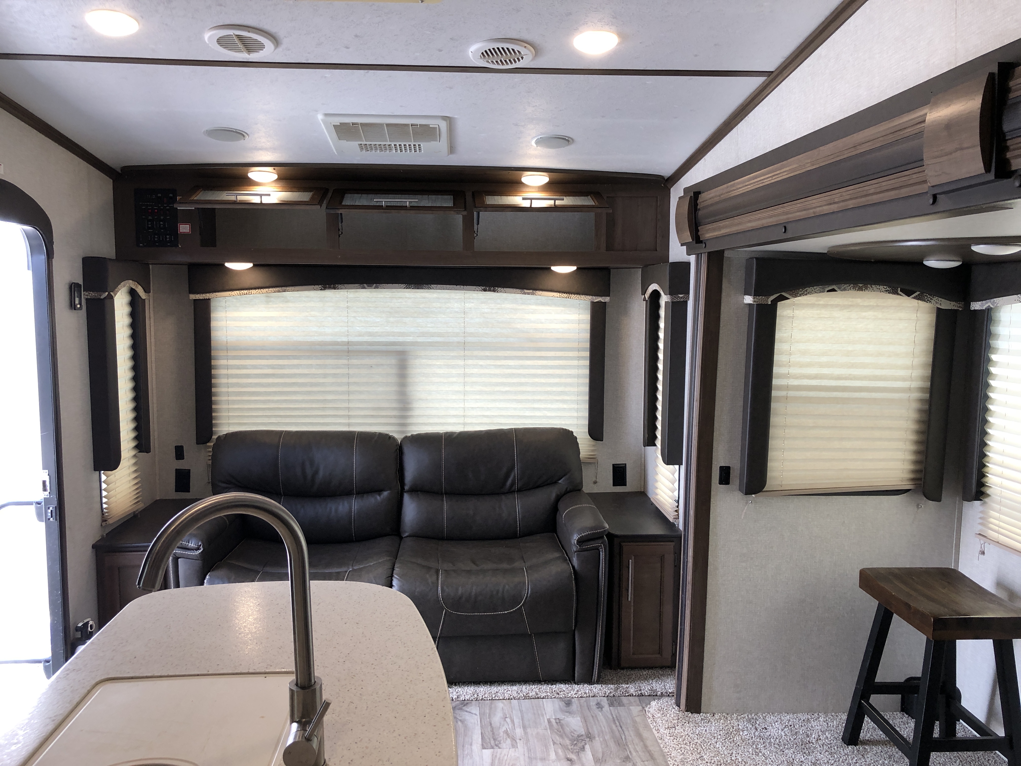 2018 Keystone Cougar Half-Ton East 27RLS - Image 7