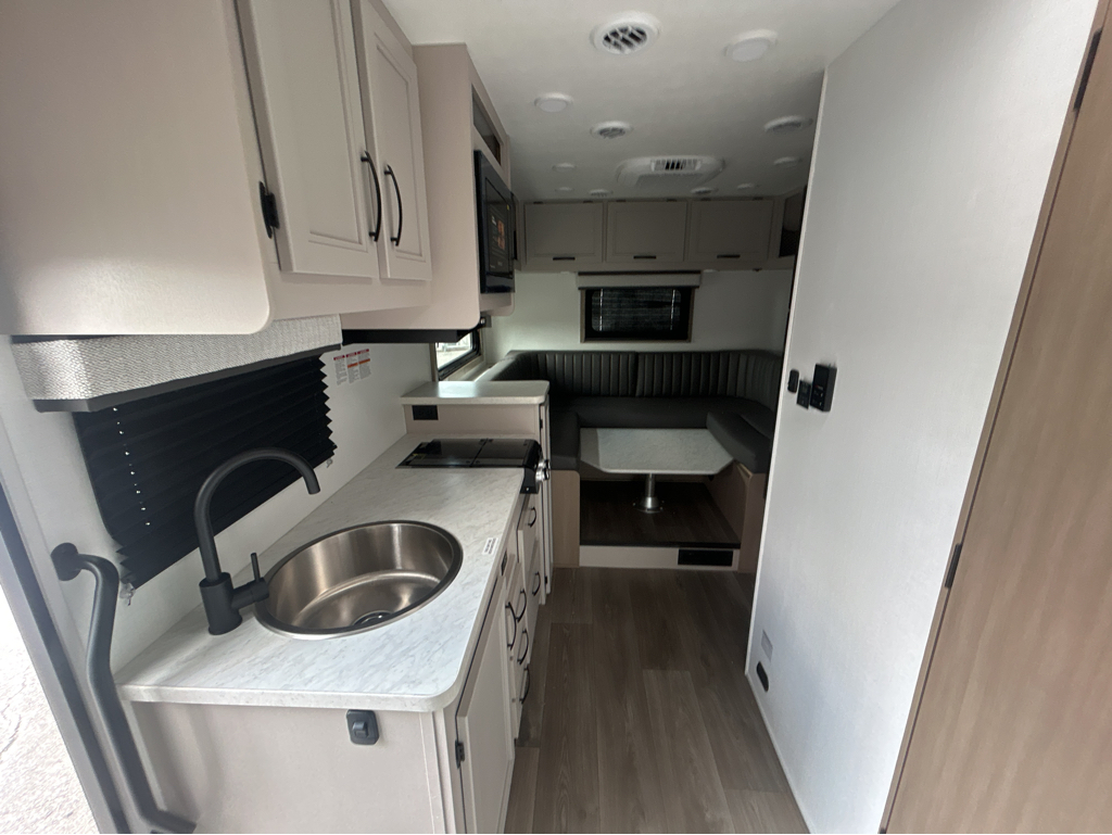 2027 ENTEGRA COACH ODYSSEY 20LF - Image 7