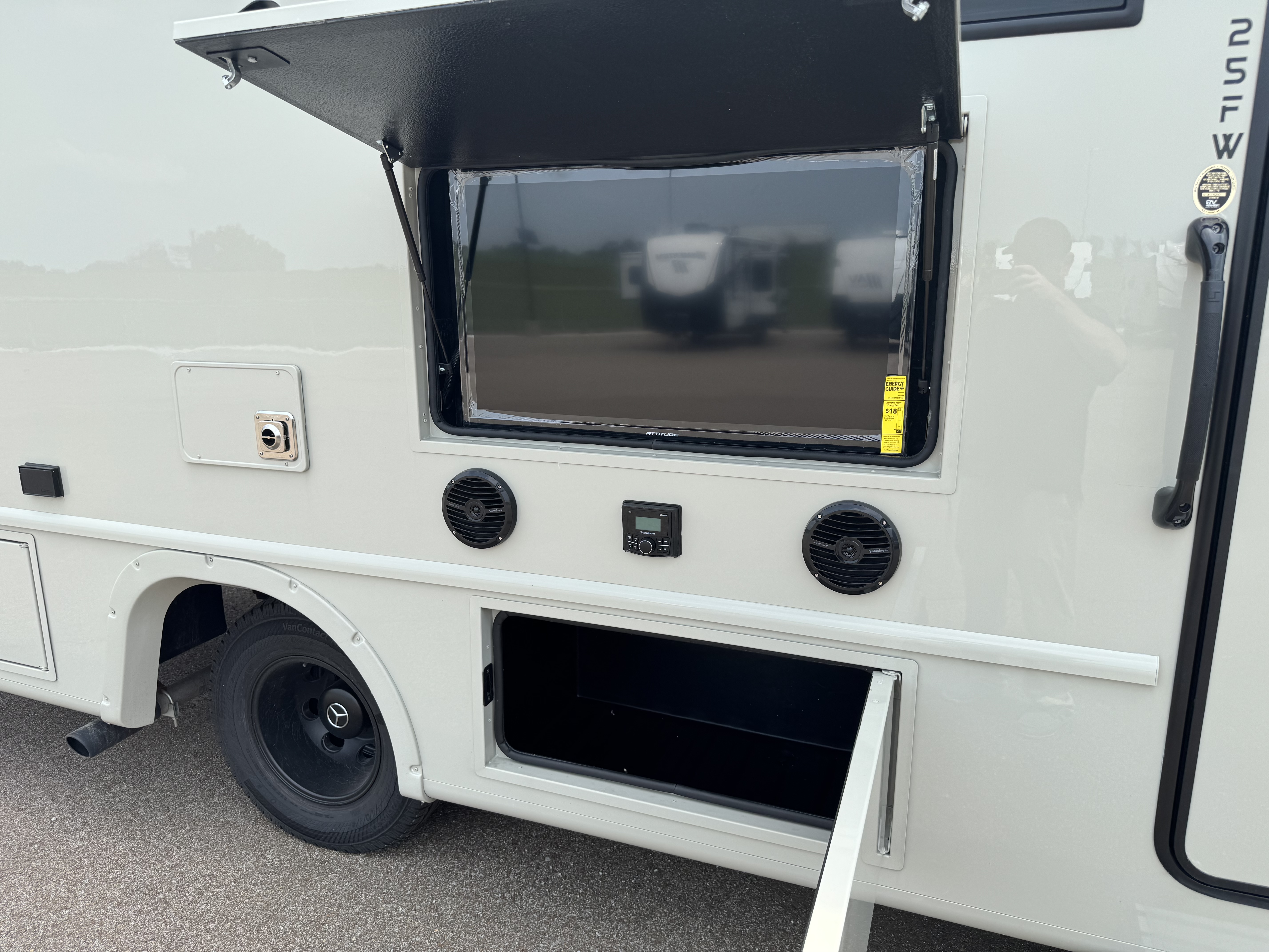 2027 Grand Design Lineage Series M 25FW - Image 8