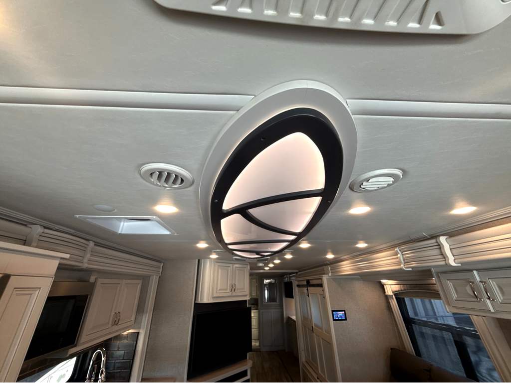 2024 FLEETWOOD DISCOVERY 38N - Image 23