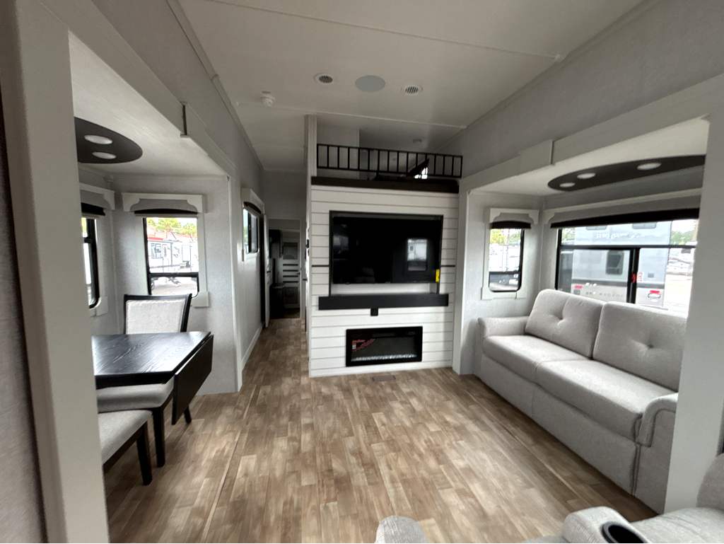 2025 CROSSROADS REDWOOD REGENCY 3881FKL - Image 13