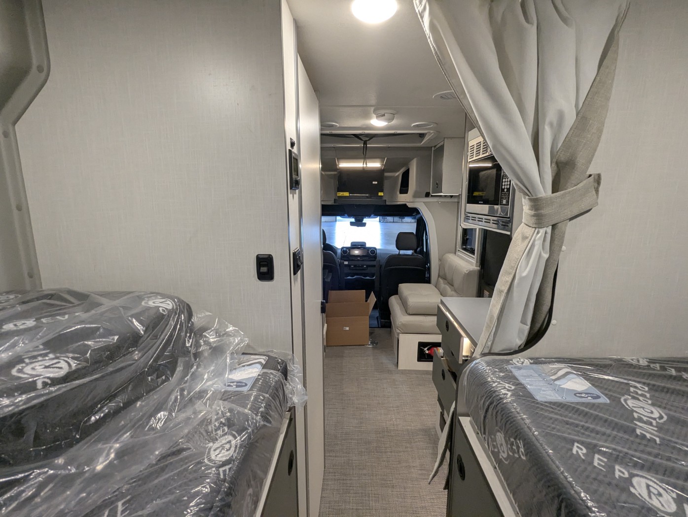 2026 Winnebago EKKO Sprinter 23B - Pop-Top AWD - Image 19
