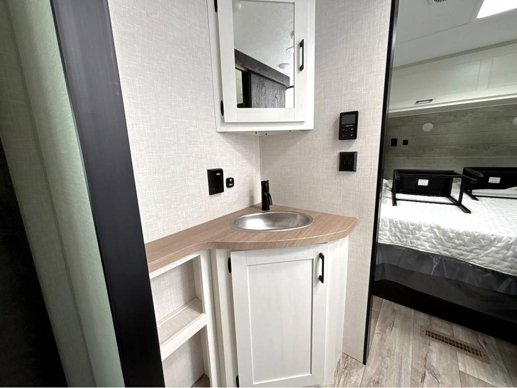 2026 VENTURE RV SIENNA 231VRK - Image 17