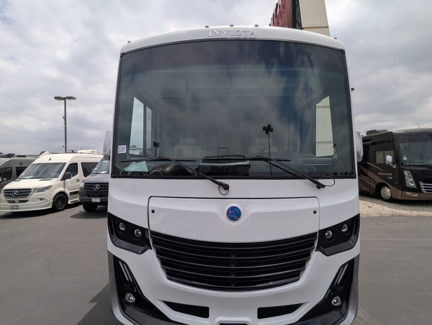 2026 Holiday Rambler Invicta 33HB - Image 2