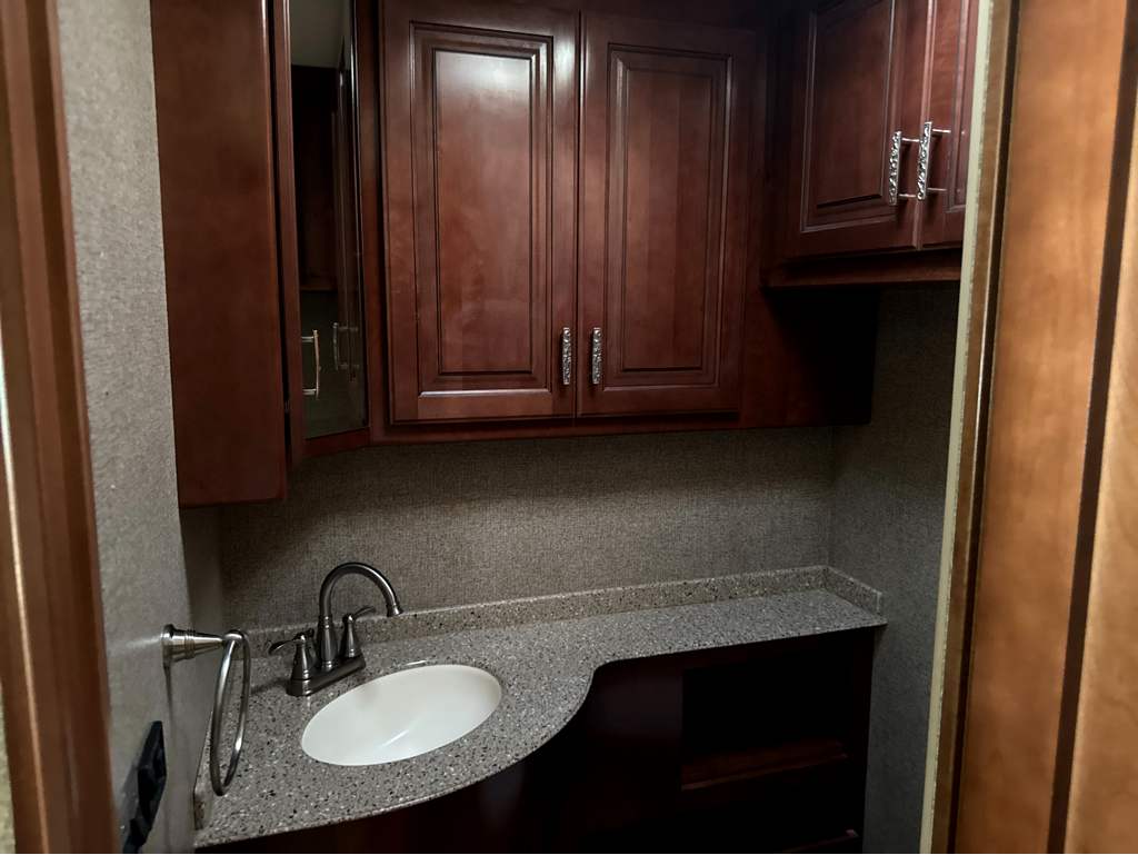 2014 Fleetwood DISCOVERY 40E - Image 24