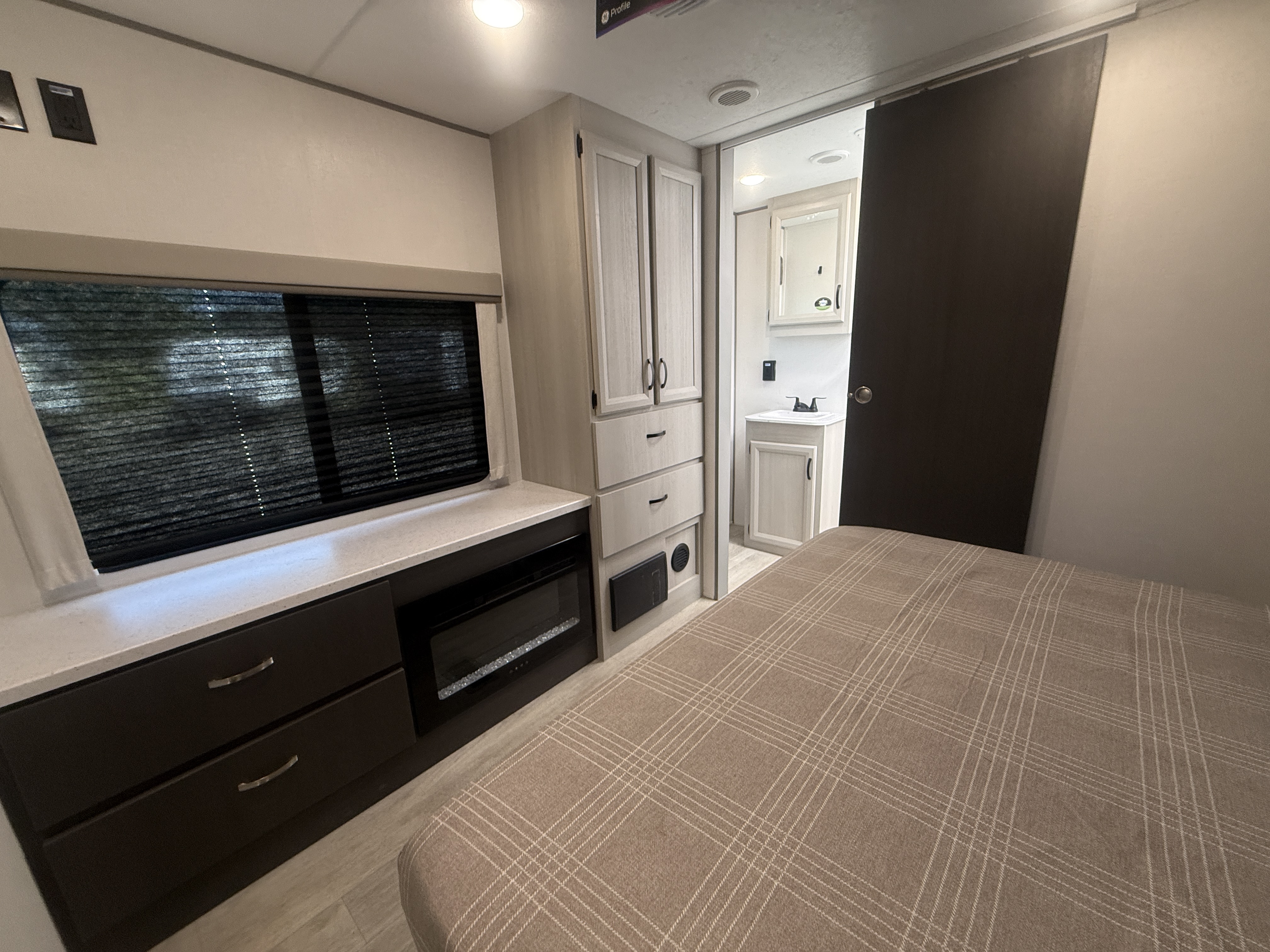 2027 Coachmen Catalina Legacy Edition 333DBDSCK - Image 22
