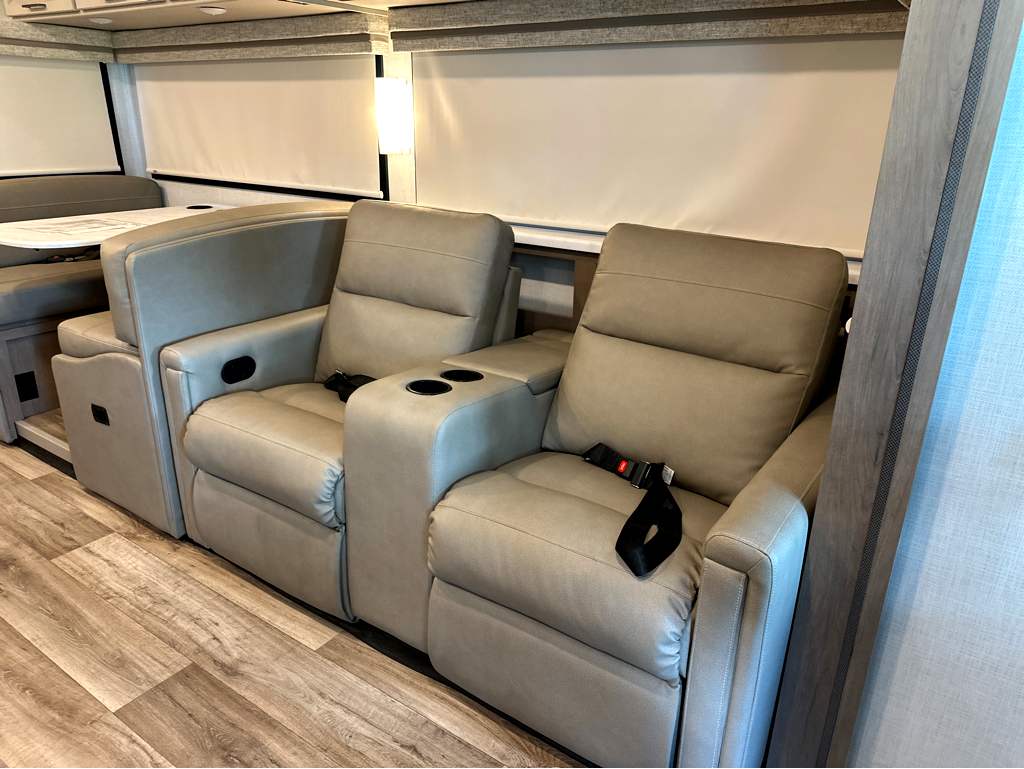 2027 THOR MOTOR COACH HURRICANE 35A - Image 9