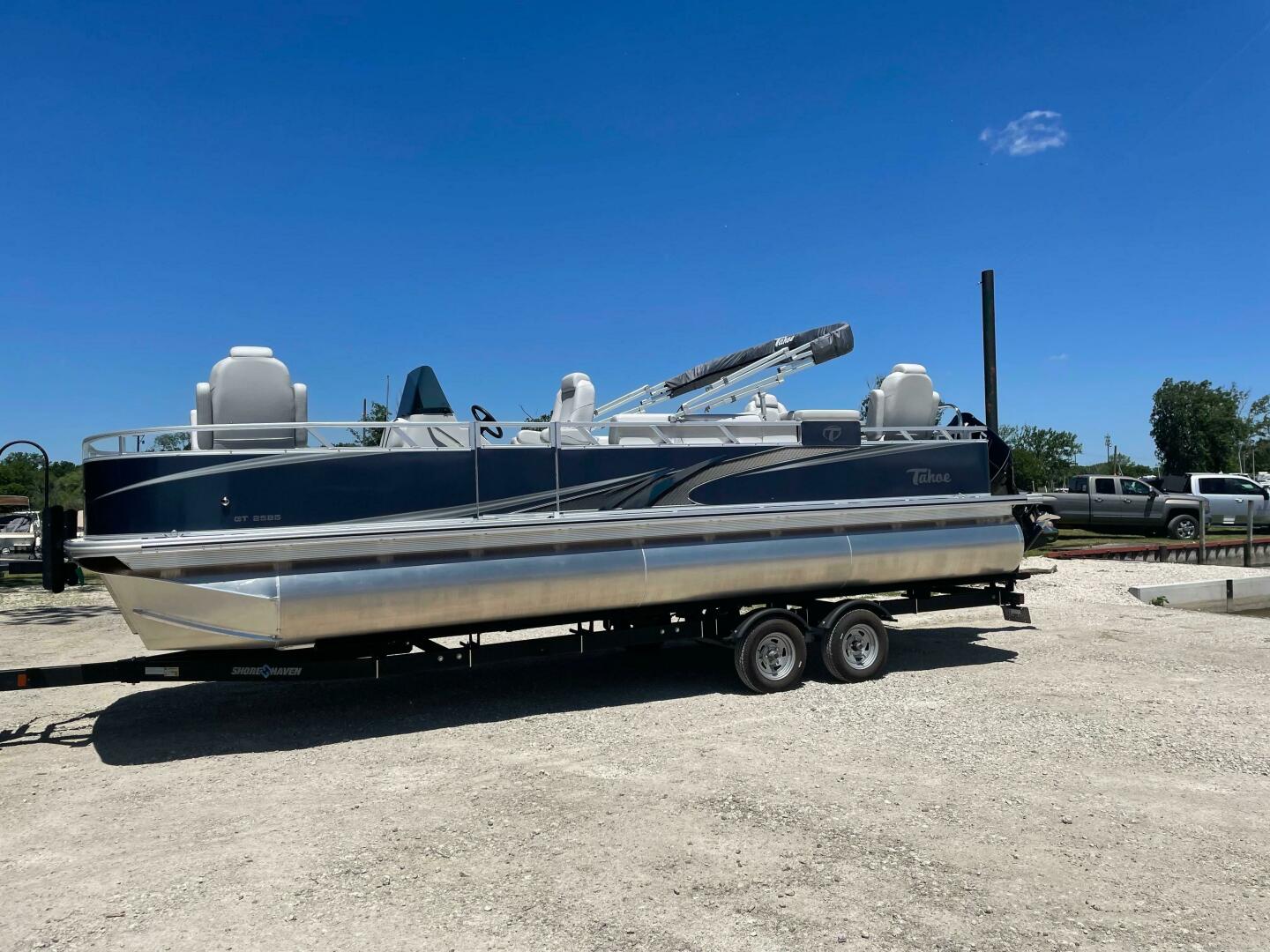 2022 Tahoe GT2585 Center Console Fishing Tritoon Base - Image 2