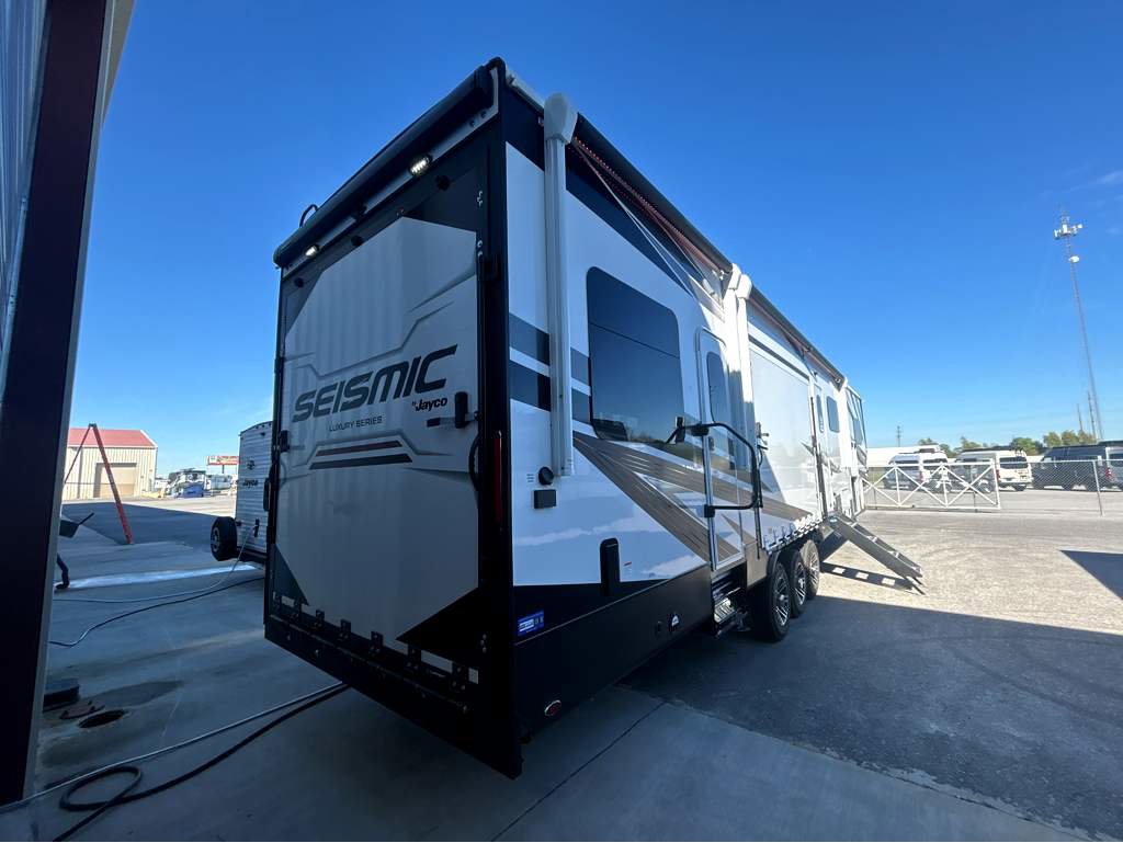 2025 JAYCO SEISMIC 4113 - Image 4