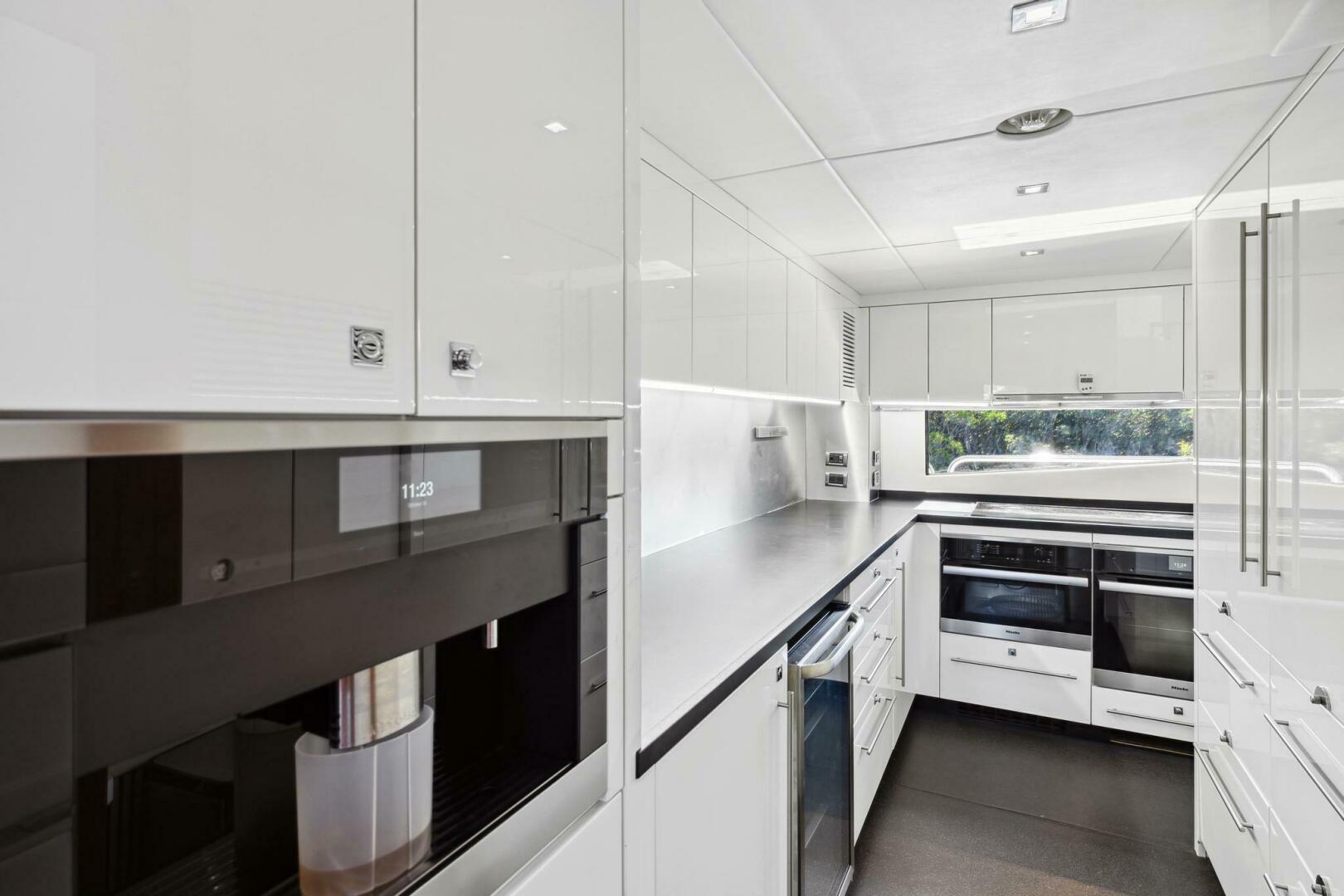 2011 Sunseeker 34M - Image 8