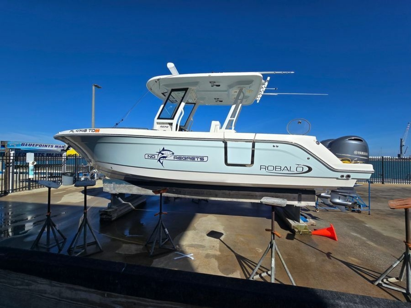 2022 Robalo R272 - Image 5