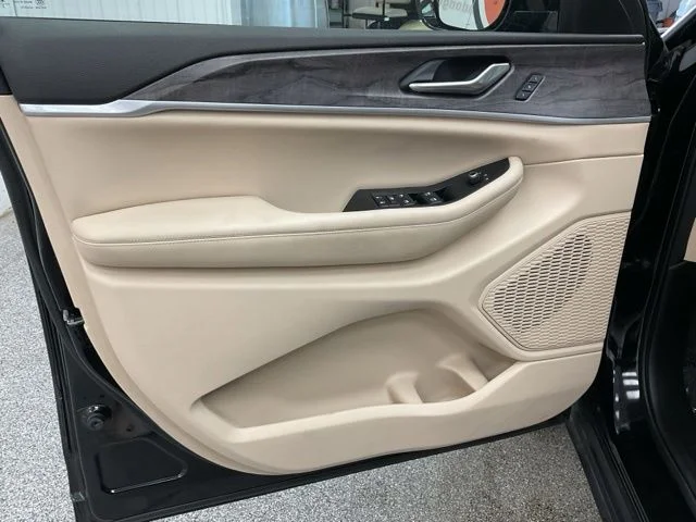 2023 Jeep Grand-Cherokee-L Laredo Altitude 4x4 - Image 11