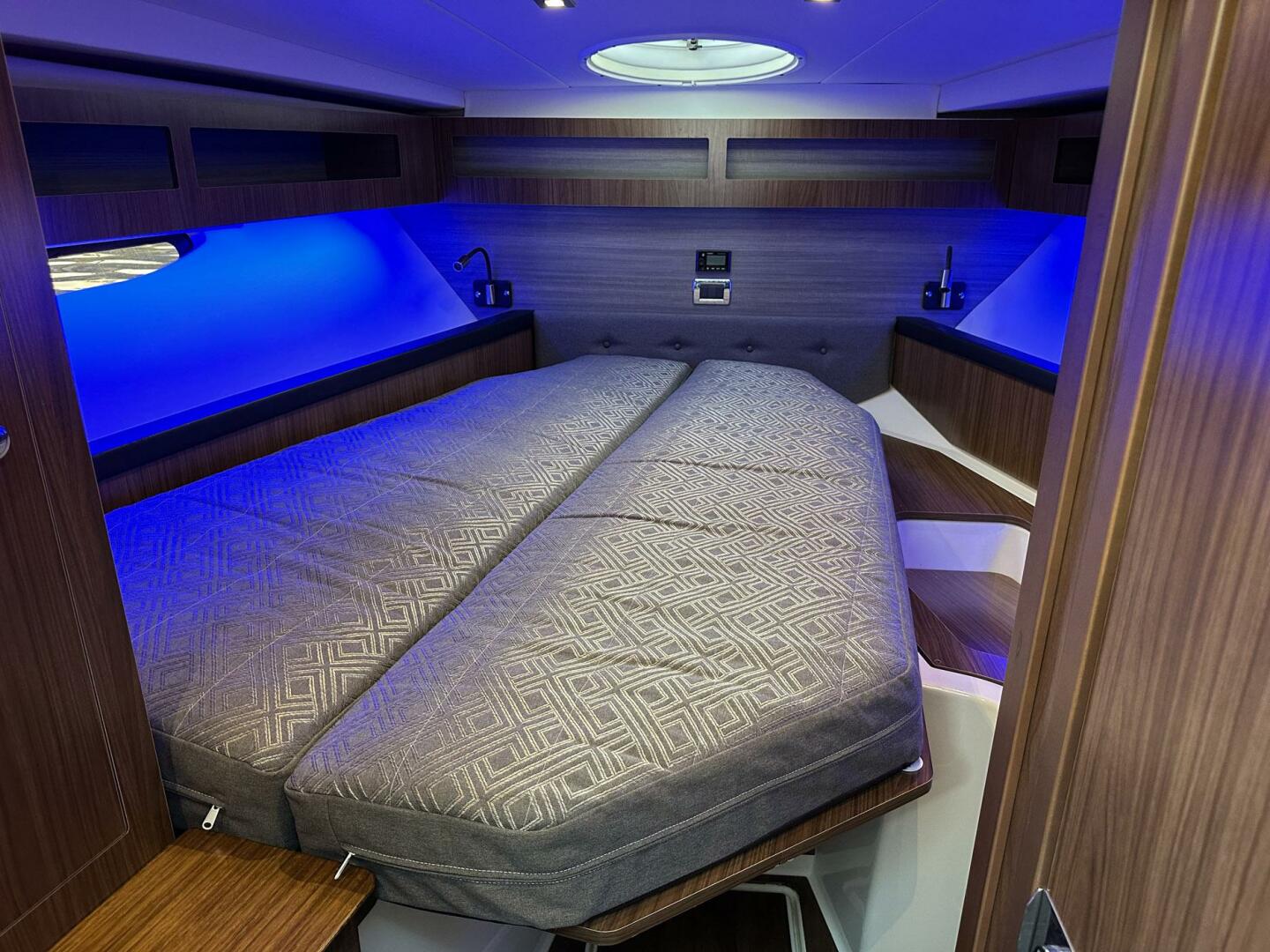 2020 Four Winns Vista 355 Coupe - Image 15
