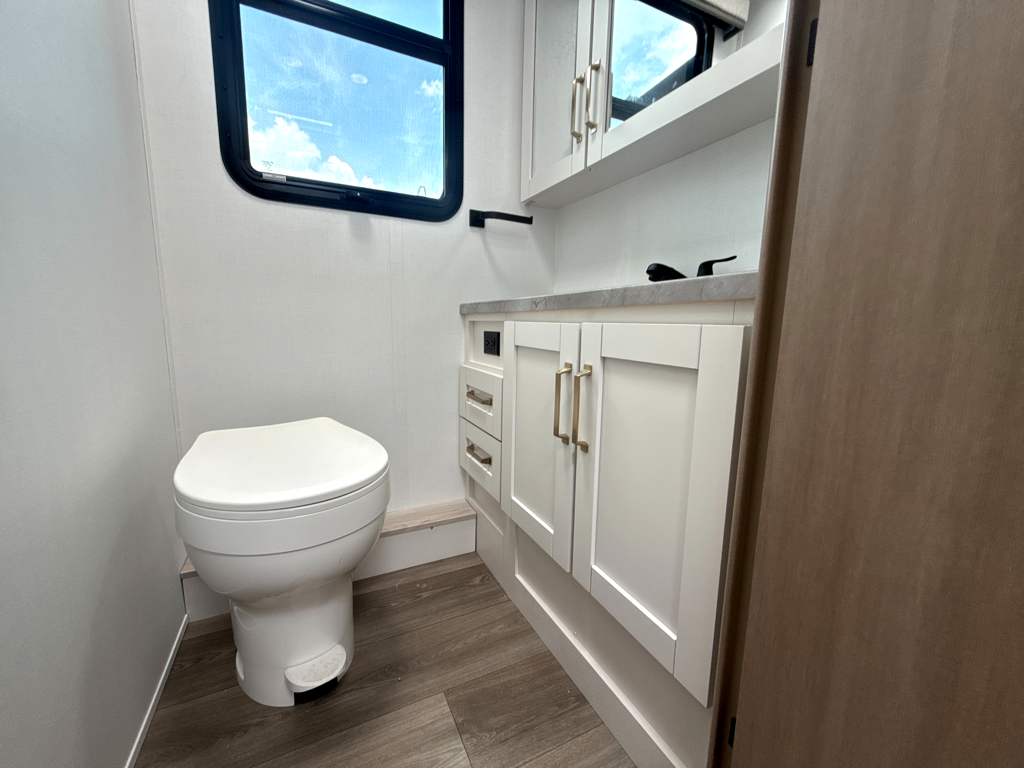 2027 JAYCO GREYHAWK 29MV - Image 23