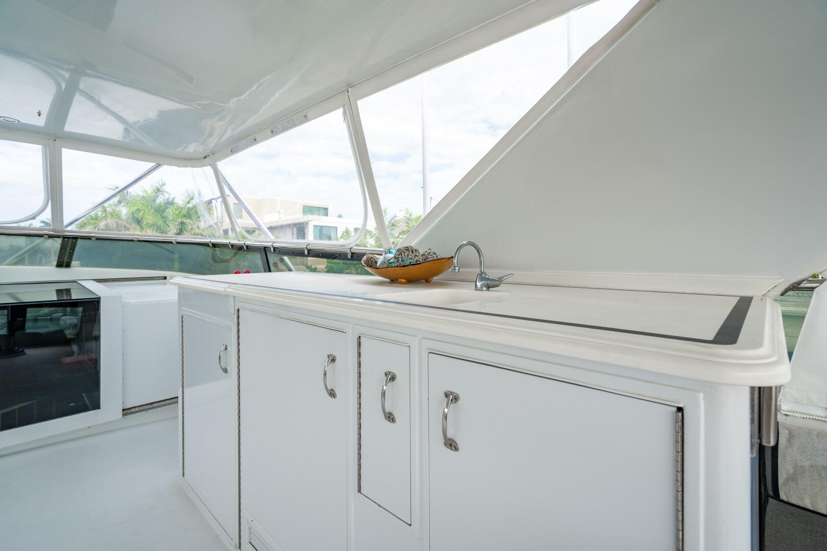 2001 Hatteras 100 Motor Yacht - Image 71