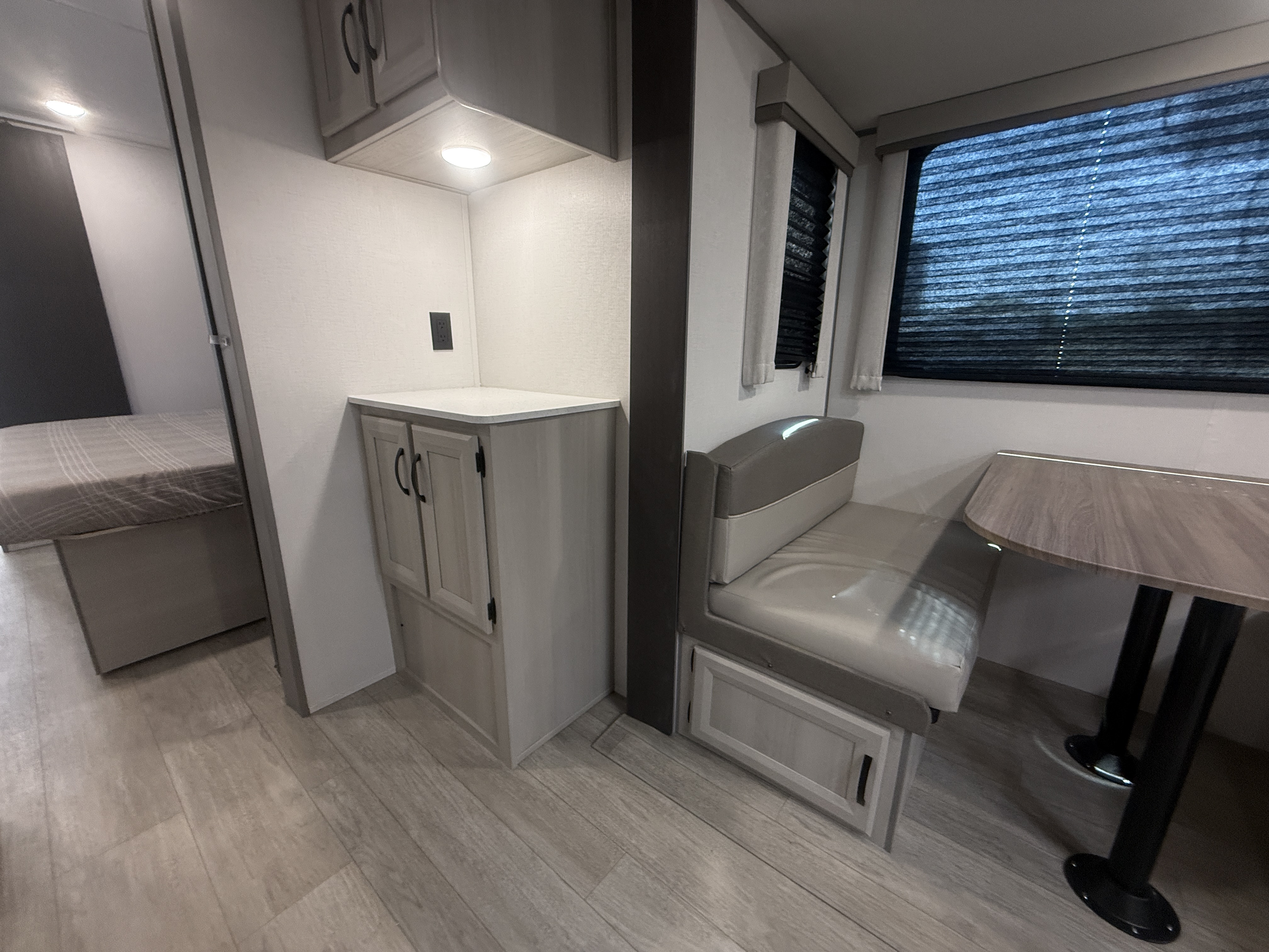 2027 Coachmen Catalina Legacy Edition 333DBDSCK - Image 13