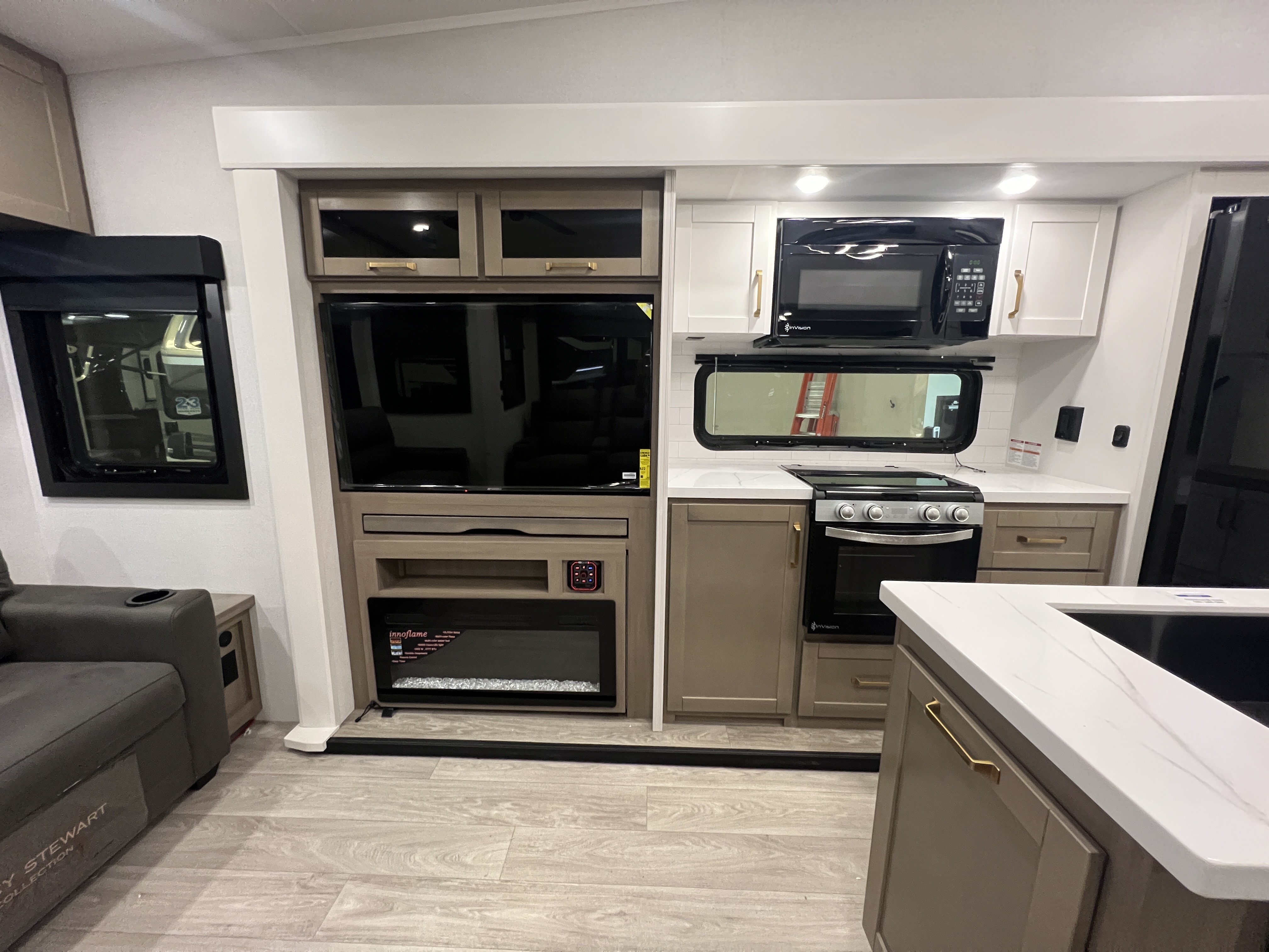 2027 Jayco Eagle 321RSTS - Image 11