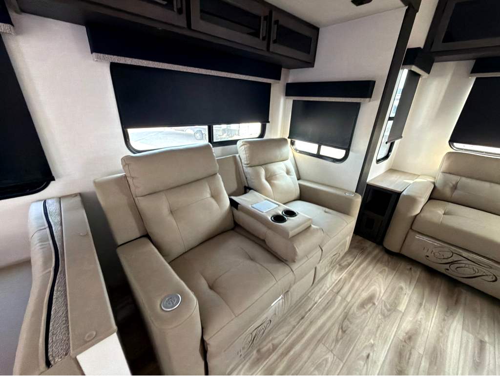 2027 VENTURE RV SPORTTREK 303VIK - Image 18