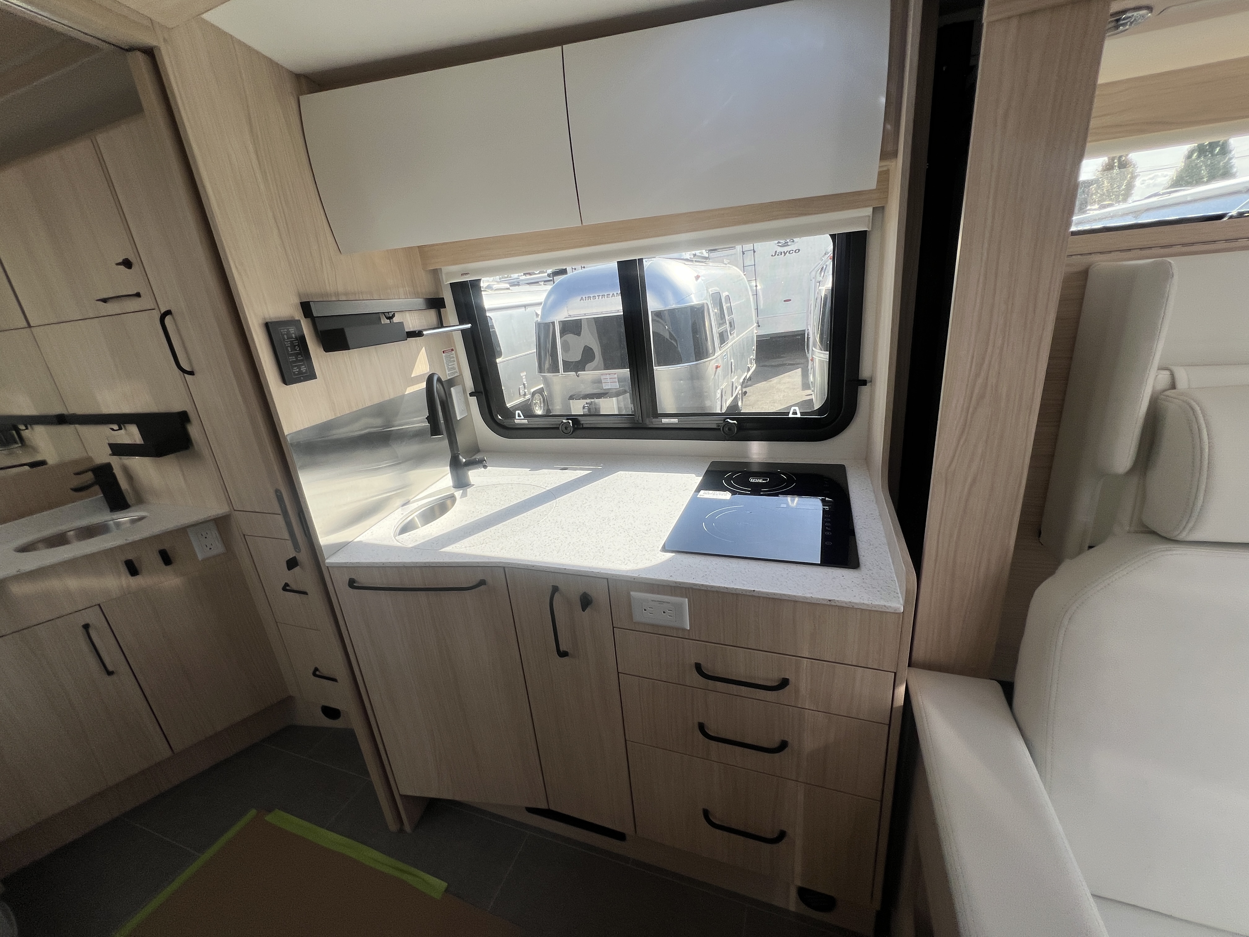 2027 Leisure Travel WONDER W24MBL - Image 21