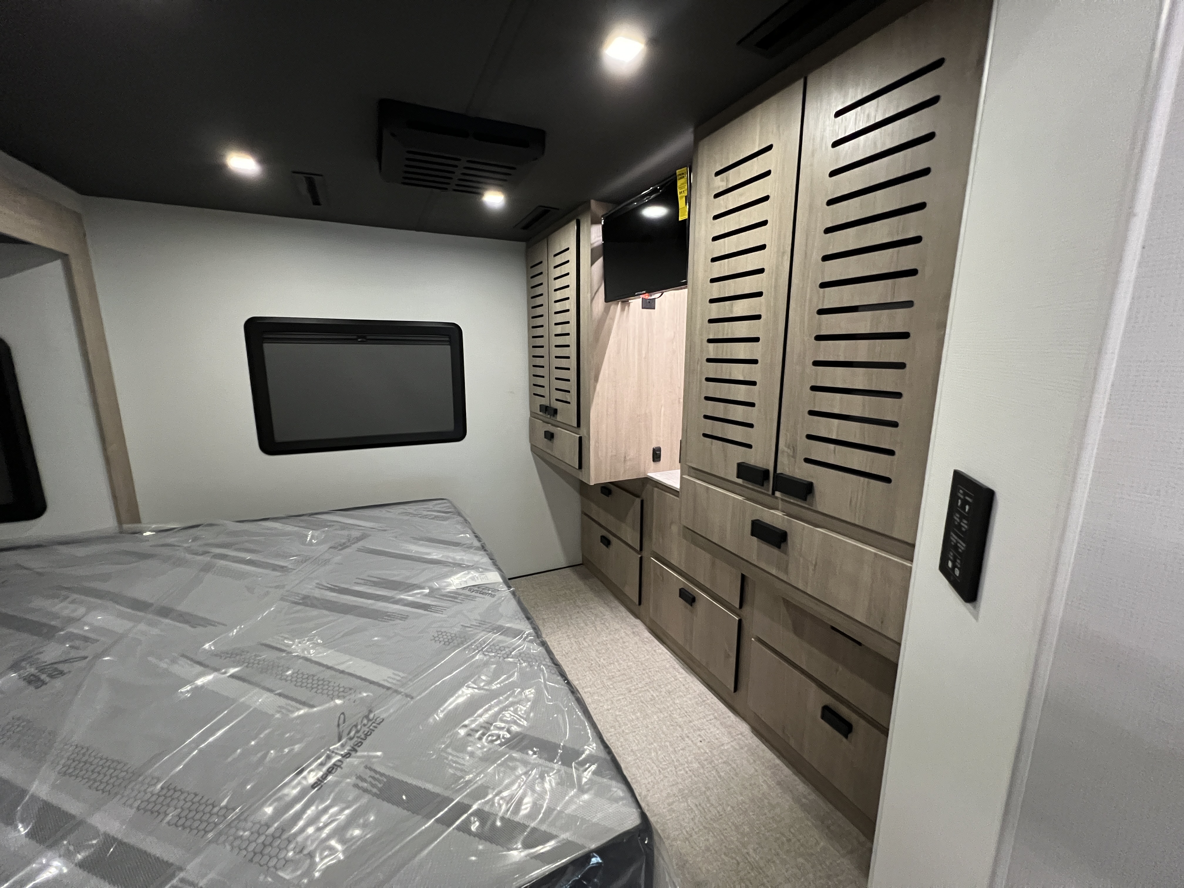 2027 Grand Design LINEAGE SERIES E 30DC - Image 29