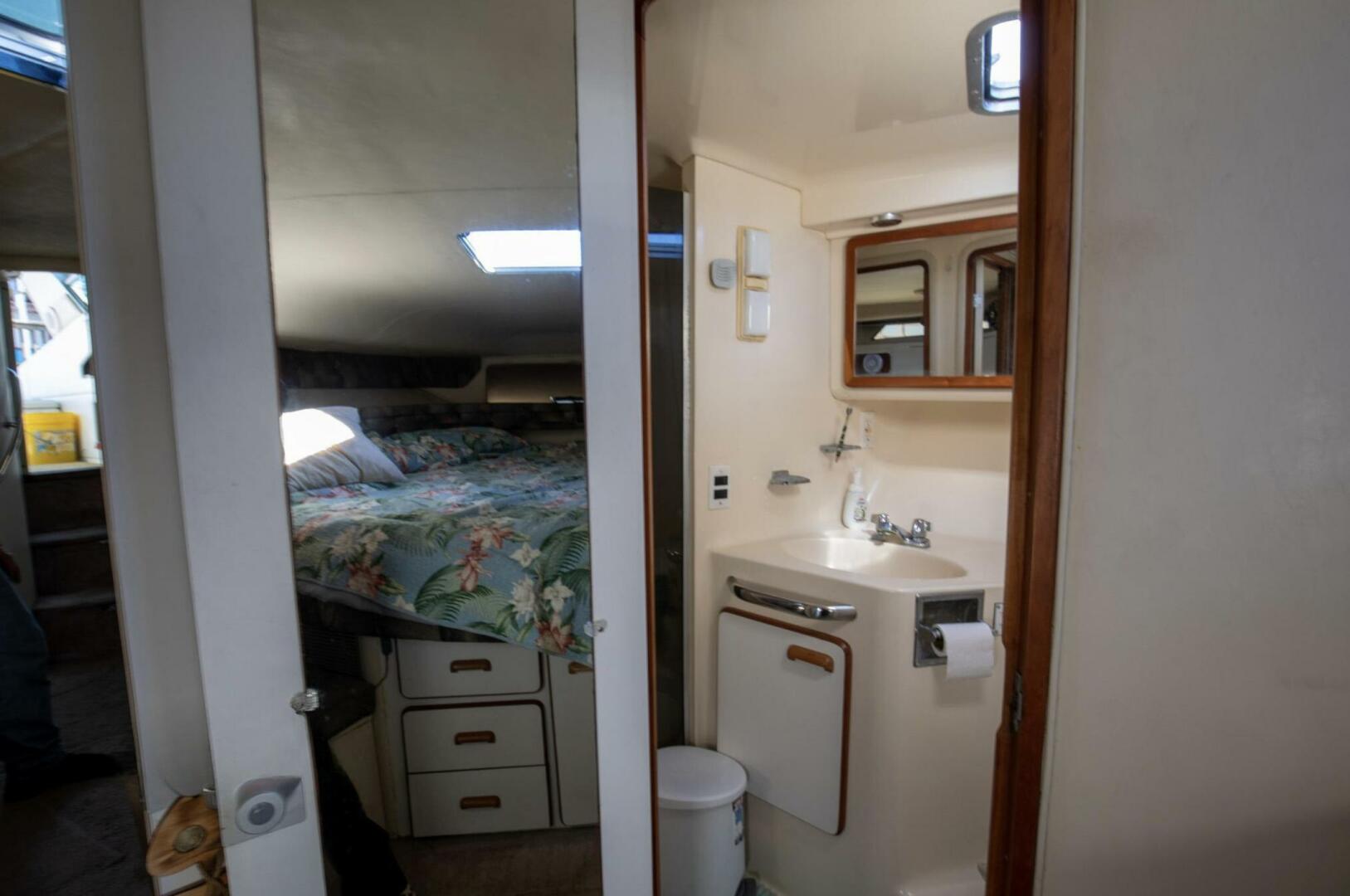 1990 Sea Ray 420 Sundancer - Image 28
